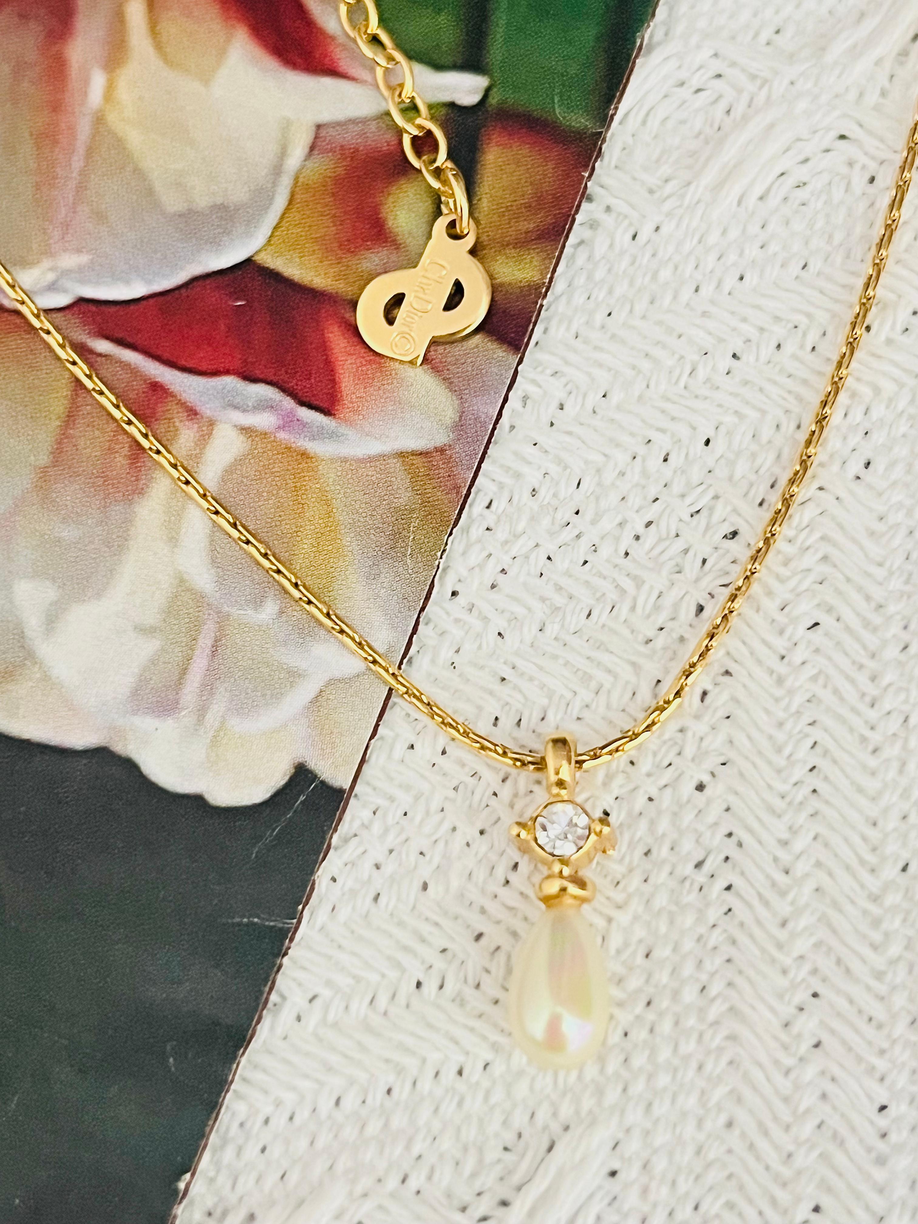 Christian Dior Vintage 1980s White Pearl Water Tear Drop Shining Sparkling Cross Crystal Pendant Elegant Necklace, Gold Plated

Very excellent condition. Very beautiful. Not any colour loss. 100% genuine.

It is over 40 years old. This is a very