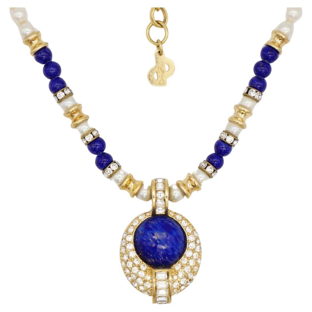 Christian Dior Vintage anni '80 Perle Bianche Lapis Blu Navy Cabochon Cristalli Scintillanti Ciondolo Rotondo Ovale Collana Eleg, Placcata Oro

Condizioni eccellenti. 100% autentico. Marcato 'Chr.Dior (C)'. Molto raro da trovare.

Materiali: Metallo