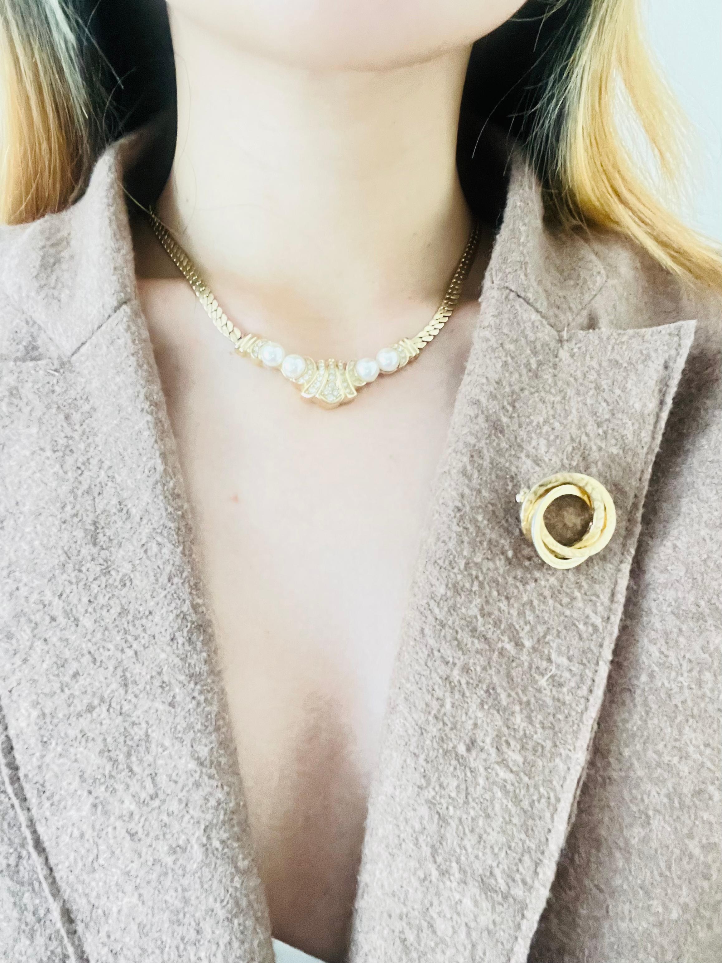 Christian Dior, collier pendentif vintage en perles blanches et cristaux en forme d'éventail de lune, années 1980 Unisexe en vente