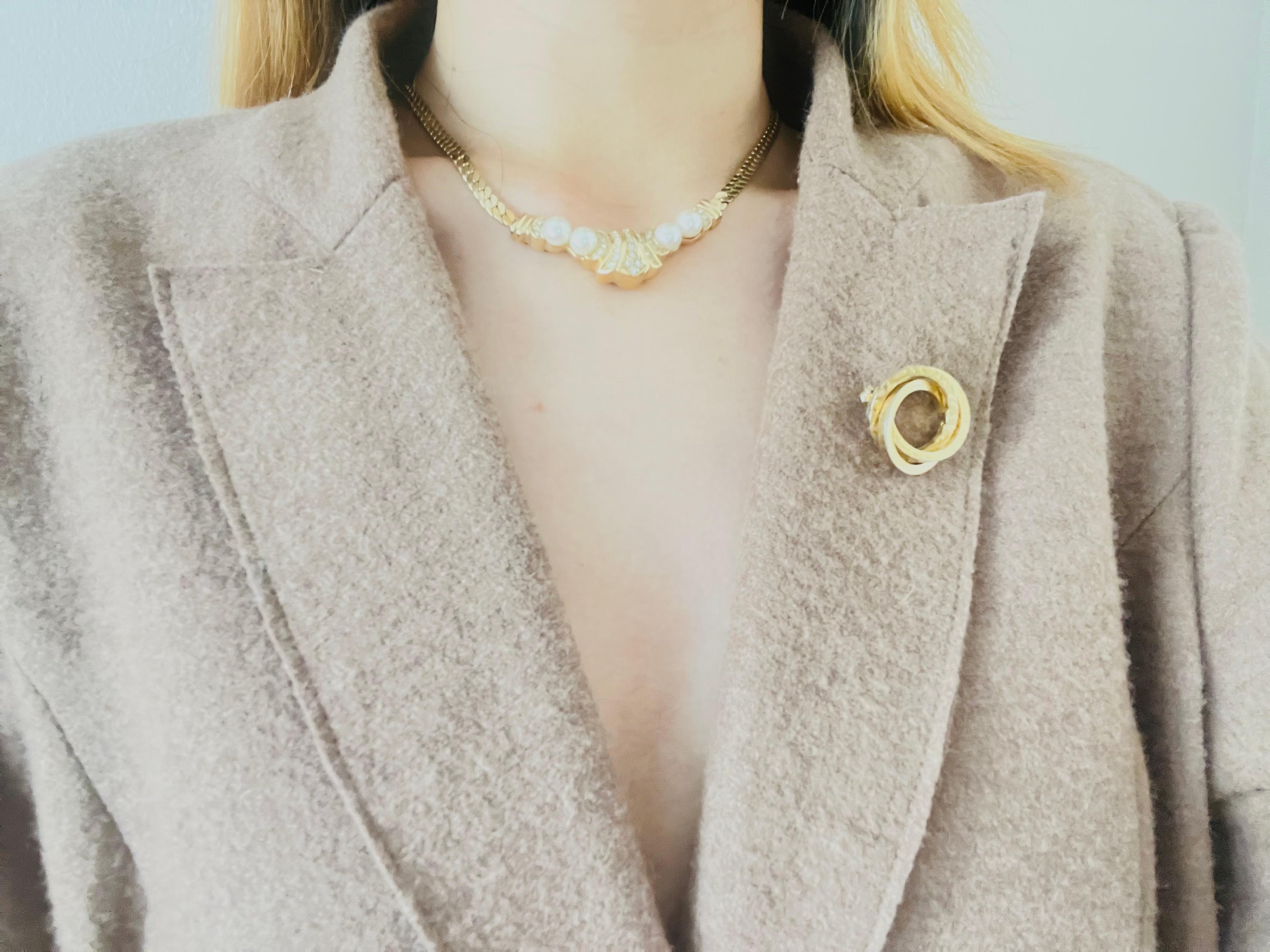 Christian Dior, collier pendentif vintage en perles blanches et cristaux en forme d'éventail de lune, années 1980 en vente 1