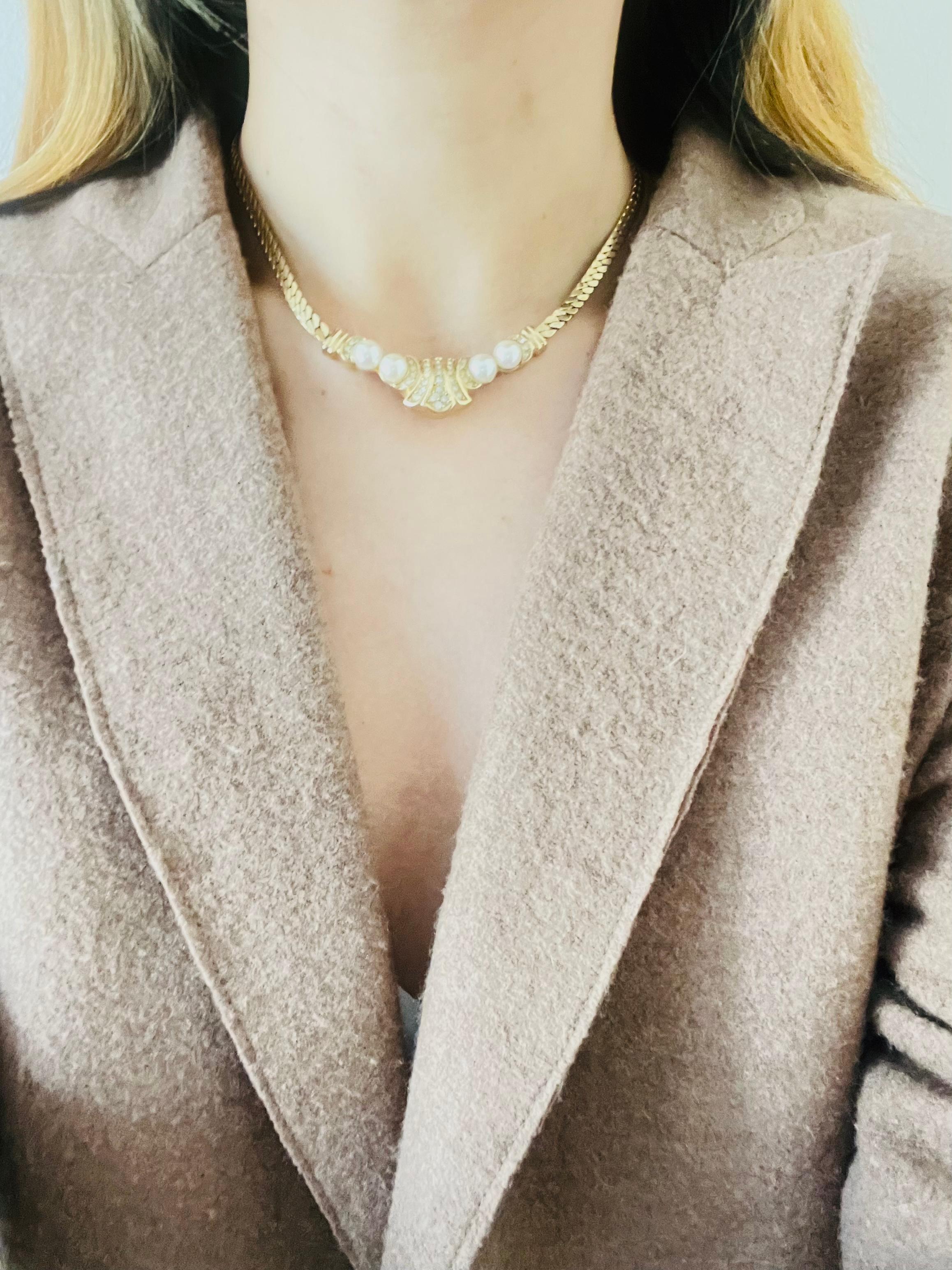 Christian Dior, collier pendentif vintage en perles blanches et cristaux en forme d'éventail de lune, années 1980 en vente 4