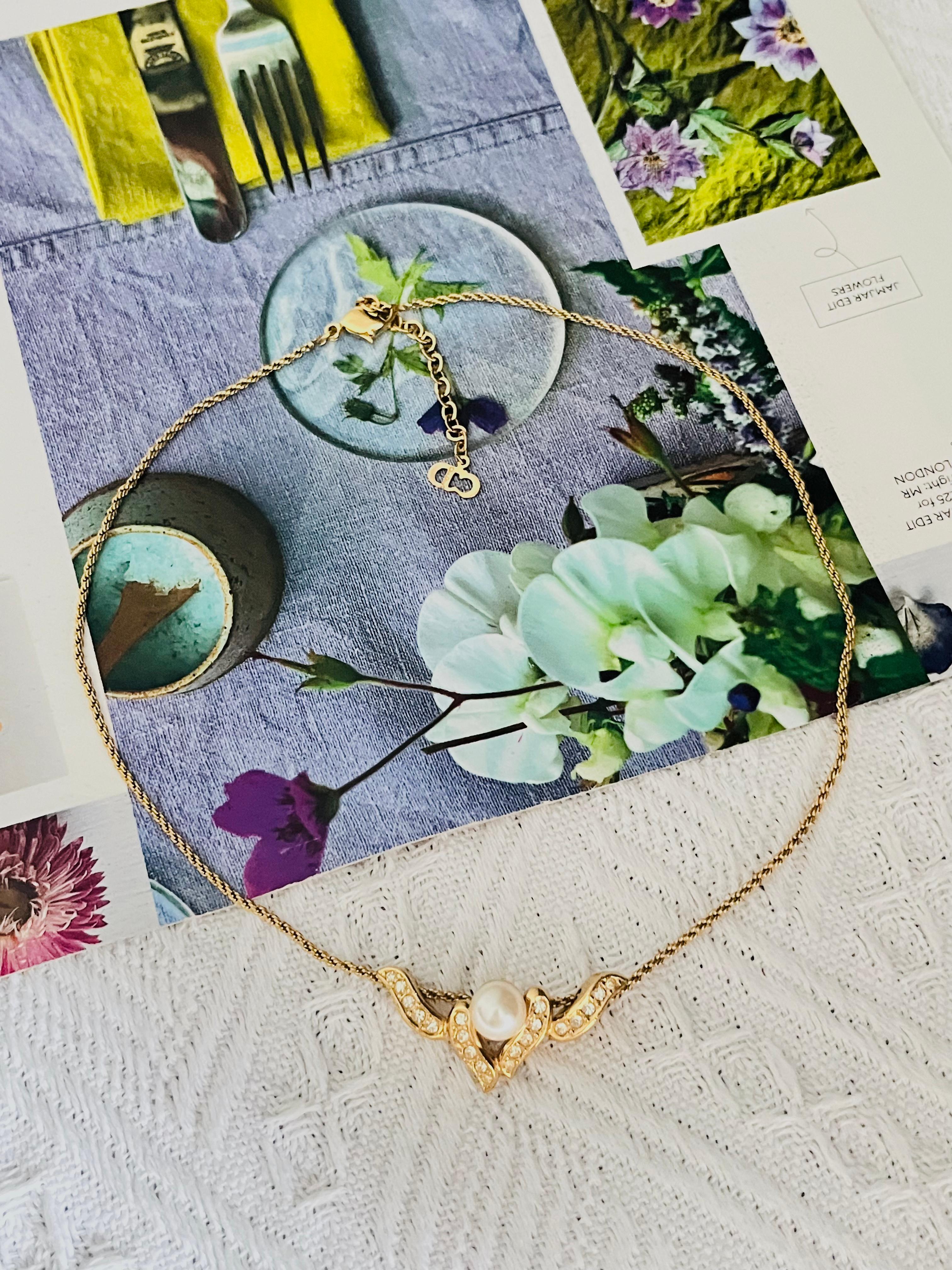Christian Dior Vintage 1980s White Round Pearl Asymmetric Double Wings Necklace Unisexe en vente