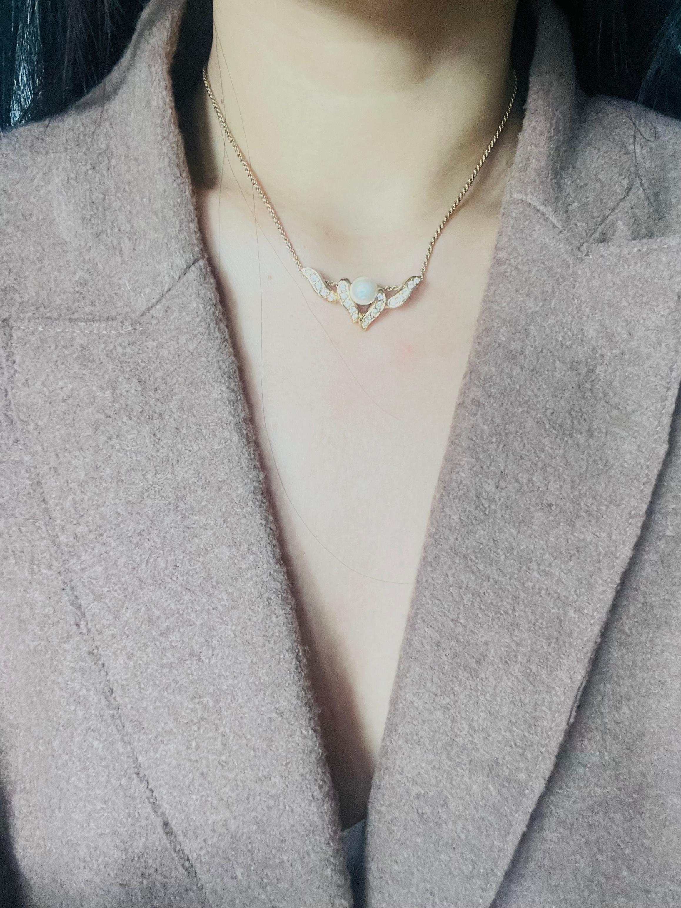 Christian Dior Vintage 1980s White Round Pearl Asymmetric Double Wings Necklace en vente 1