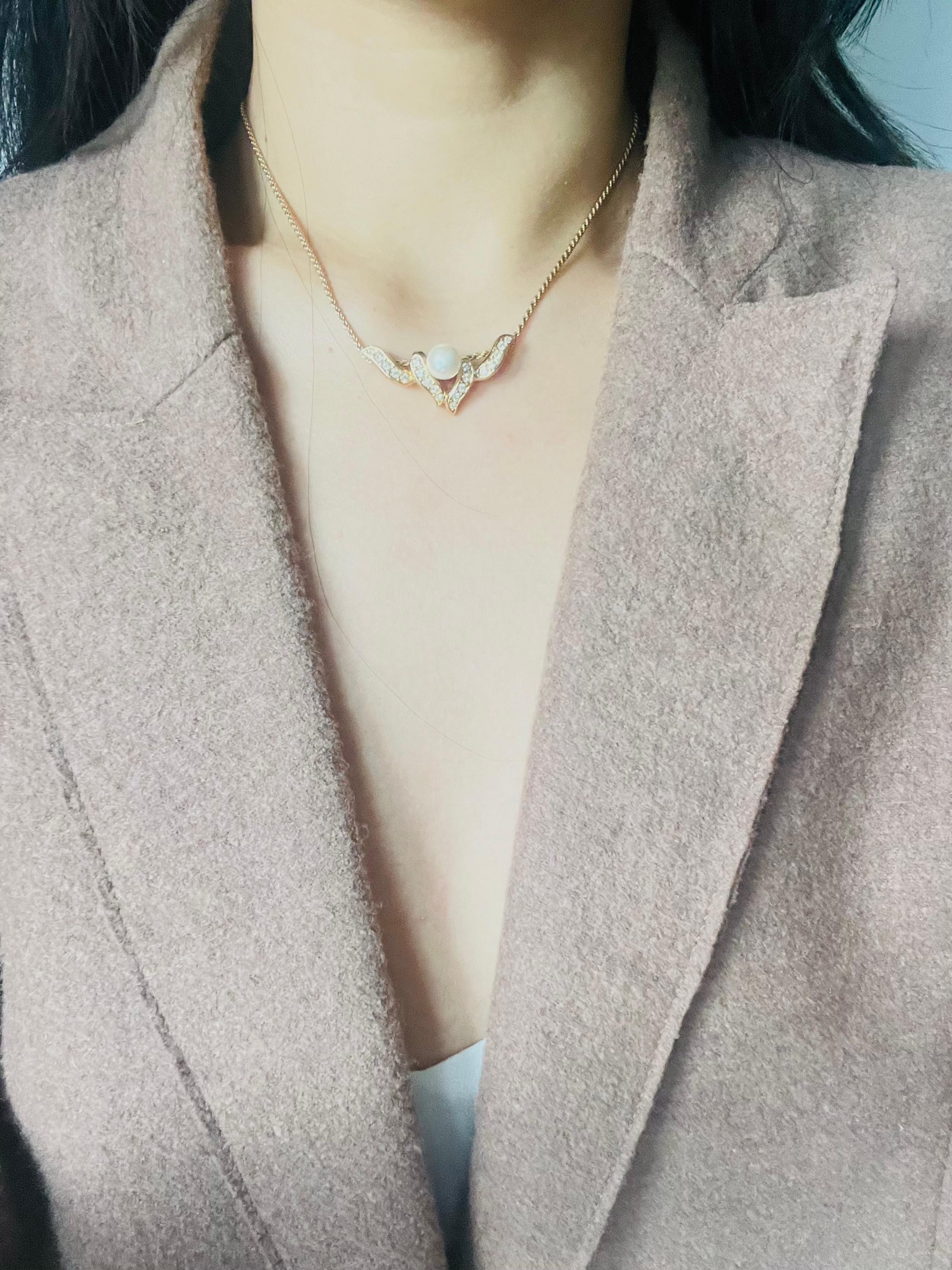 Christian Dior Vintage 1980s White Round Pearl Asymmetric Double Wings Necklace en vente 3