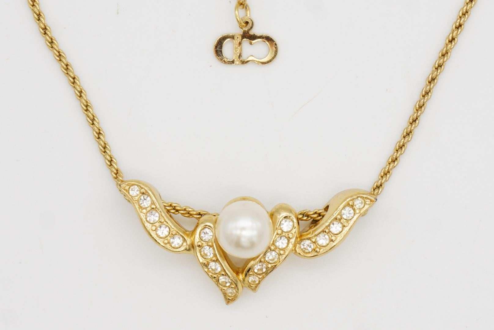 Christian Dior Vintage 1980s White Round Pearl Asymmetric Double Wings Necklace en vente 4