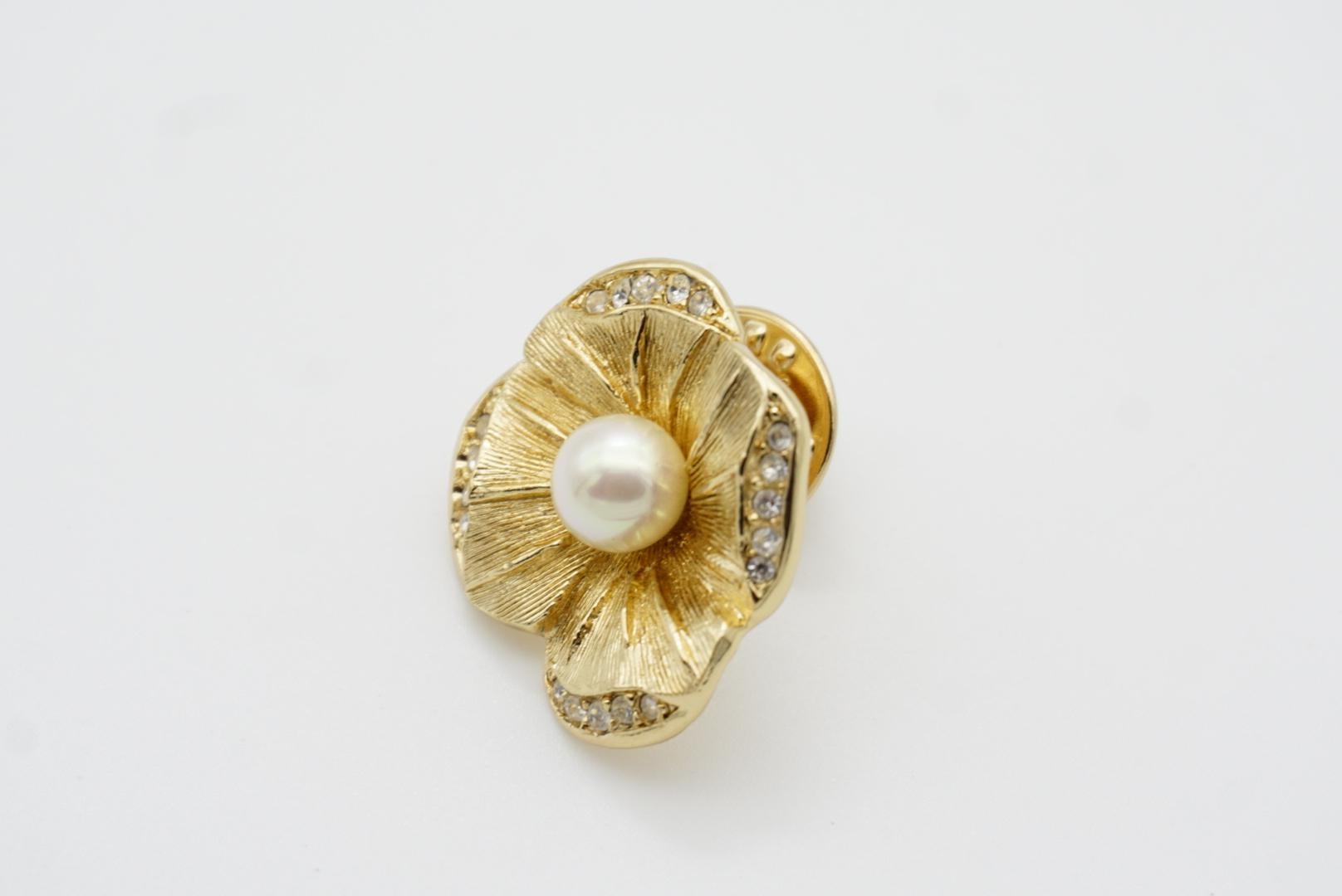 Christian Dior Vintage 1980s White Round Pearl Crystals Flower Gold Pin Brooch For Sale 5