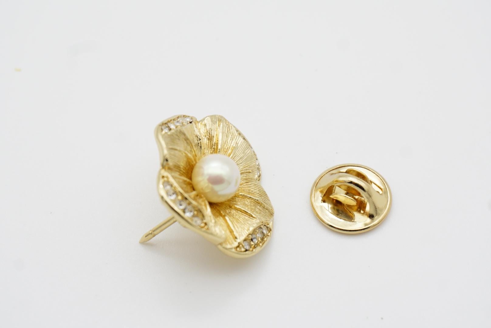 Christian Dior Vintage 1980s White Round Pearl Crystals Flower Gold Pin Brooch For Sale 6