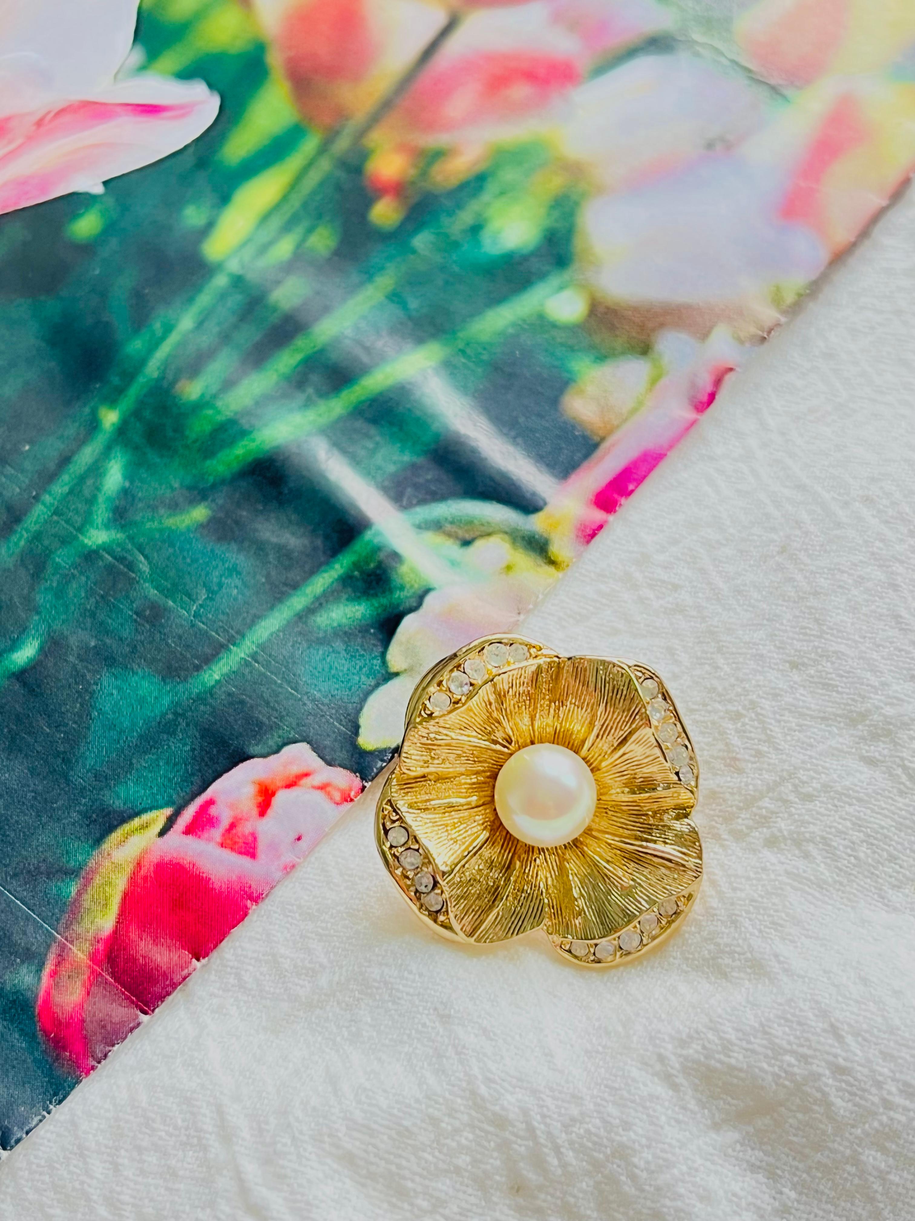 Christian Dior Vintage 1980s White Round Pearl Crystals Flower Gold Pin Brooch In Excellent Condition For Sale In Wokingham, England