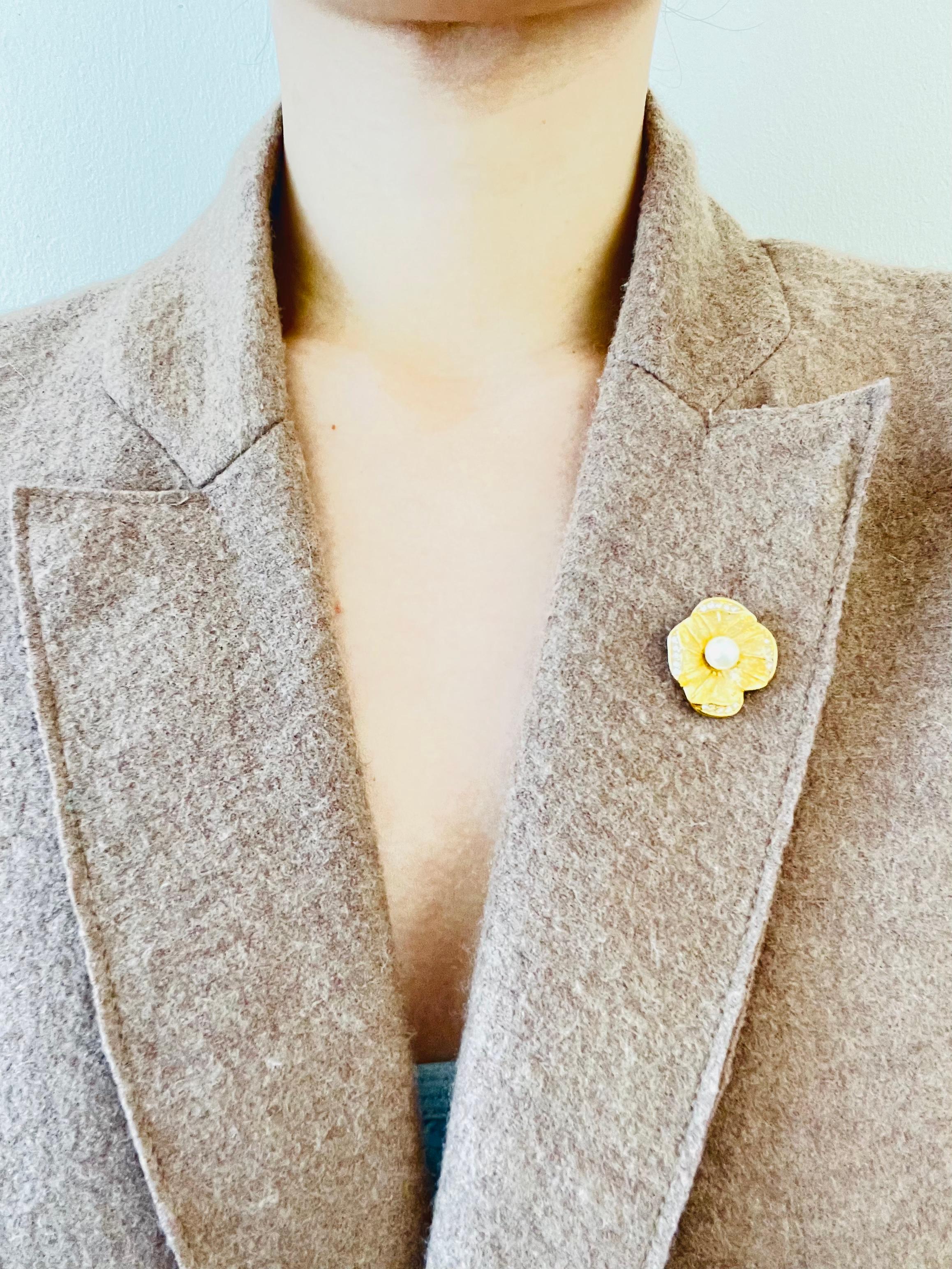 Christian Dior Vintage 1980er Jahre Weiß Runde Perlen Kristalle Blume Gold Pin Brosche für Damen oder Herren im Angebot