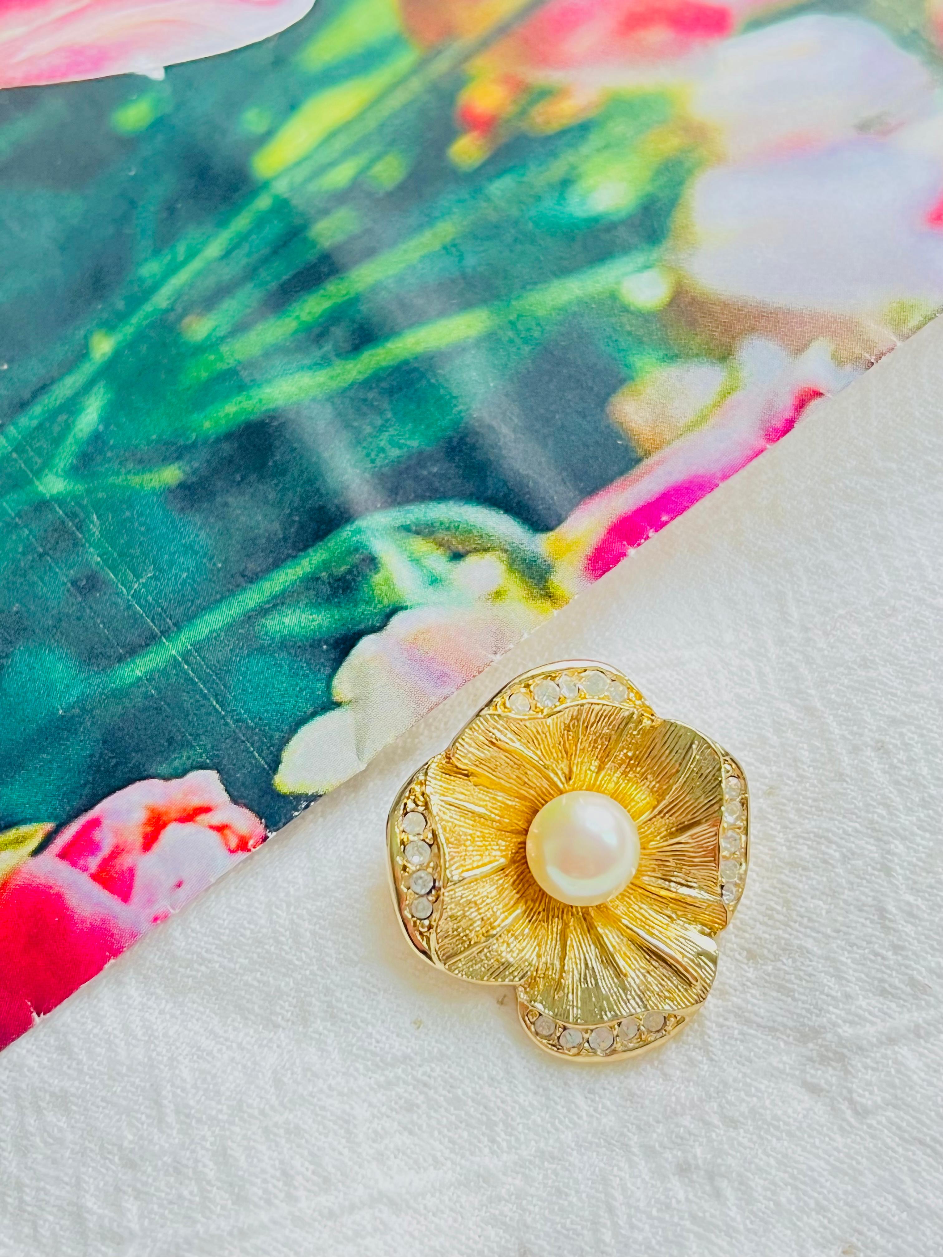 Women's or Men's Christian Dior Vintage 1980s White Round Pearl Crystals Flower Gold Pin Brooch For Sale