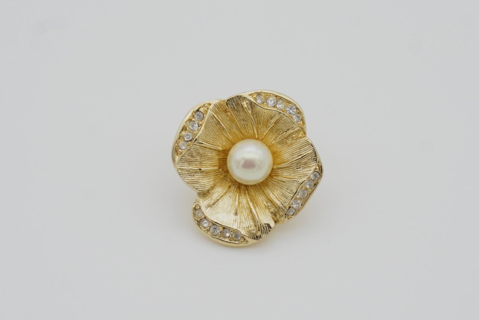 Christian Dior Vintage 1980s White Round Pearl Crystals Flower Gold Pin Brooch For Sale 2