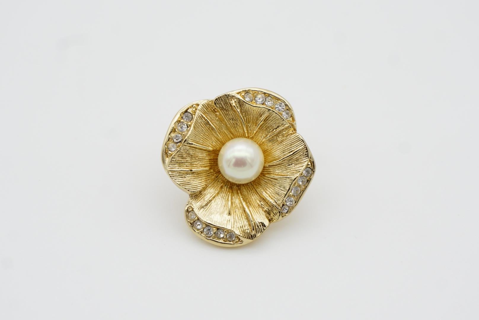 Christian Dior Vintage 1980s White Round Pearl Crystals Flower Gold Pin Brooch For Sale 3