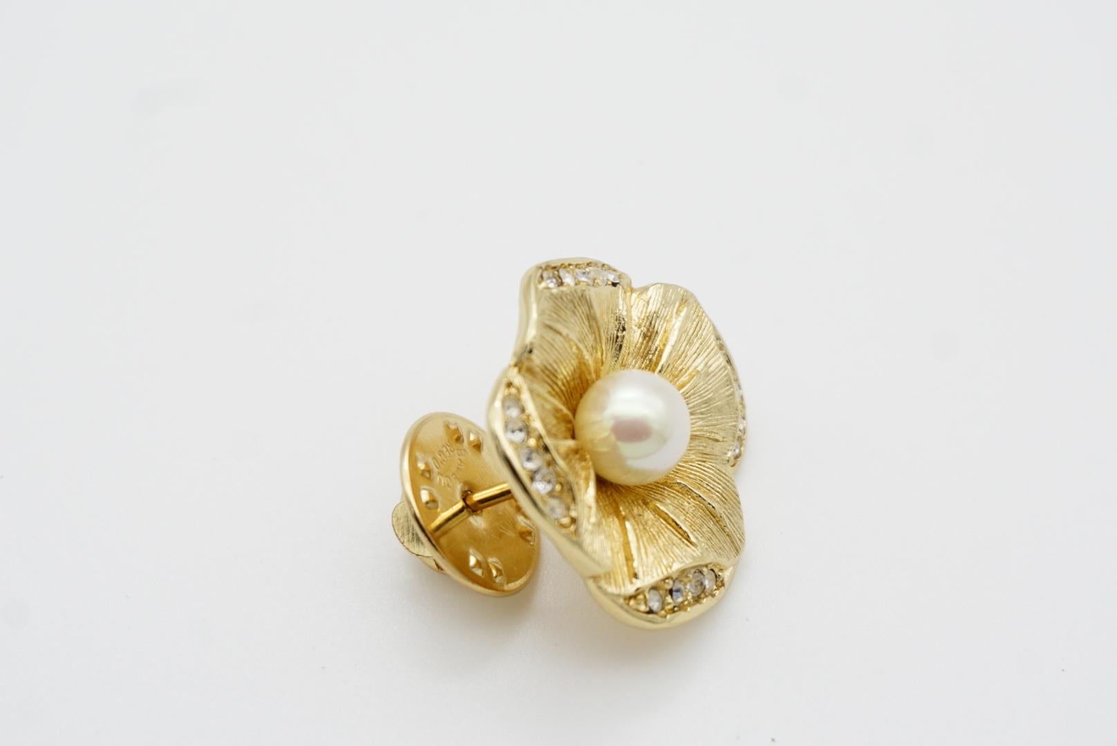 Christian Dior Vintage 1980s White Round Pearl Crystals Flower Gold Pin Brooch For Sale 4