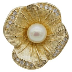 Christian Dior Broche vintage en or avec perles rondes blanches et cristaux en forme de fleur, années 1980