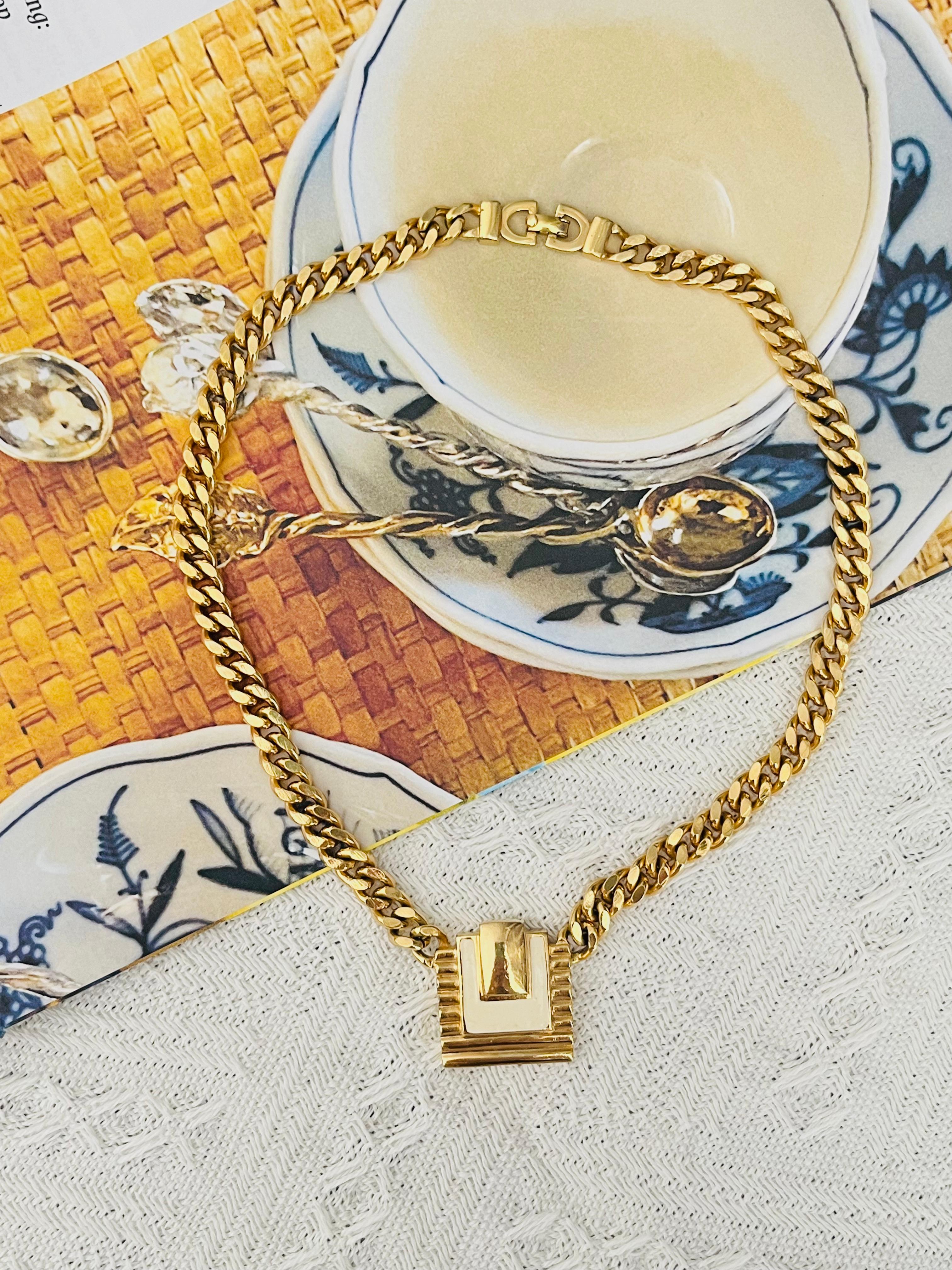 Christian Dior Vintage 1980er Jahre Weiß Trio Quadratische ägyptische Anhänger Kubanische Halskette im Zustand „Gut“ im Angebot in Wokingham, England