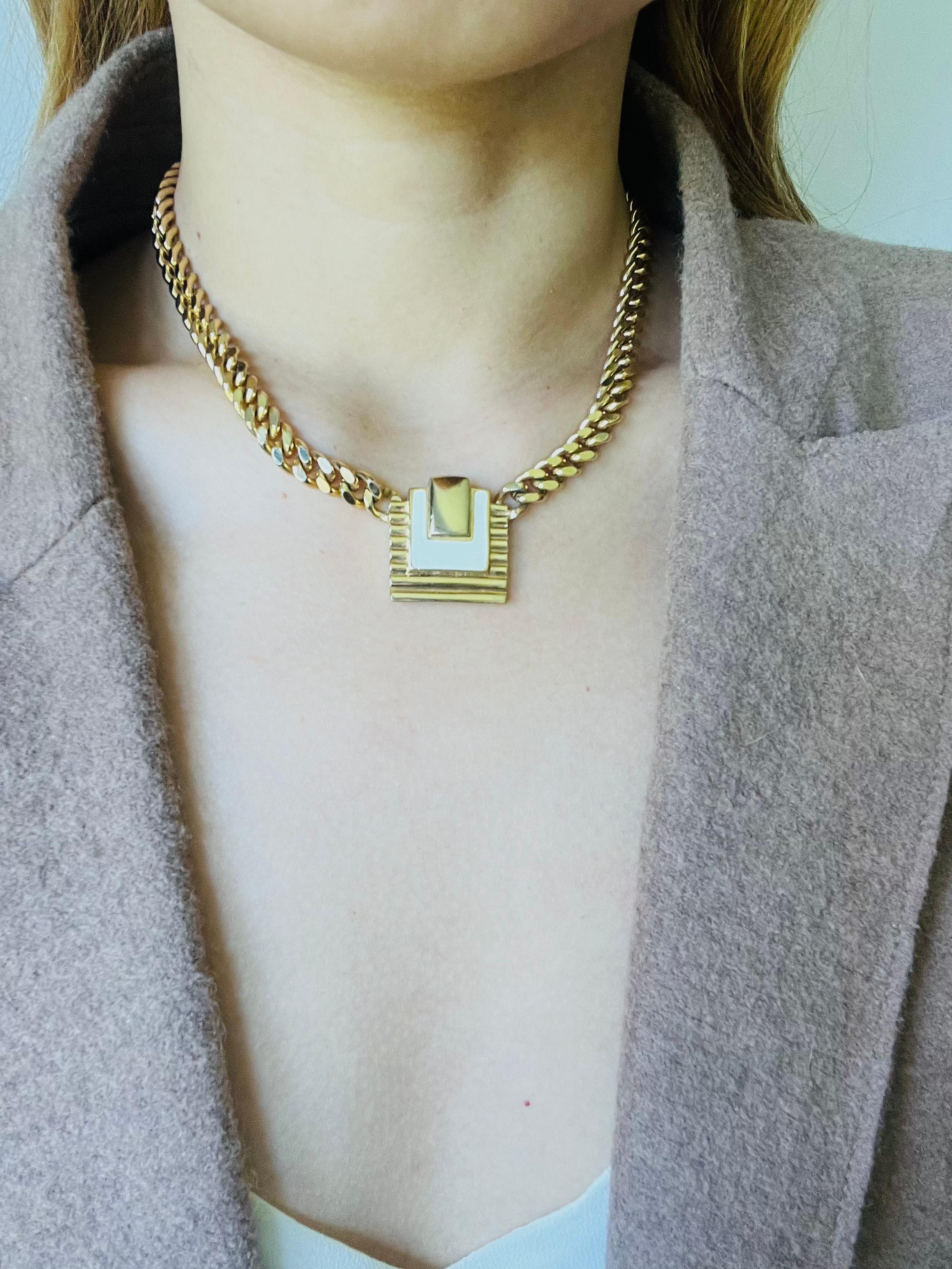 Christian Dior Vintage 1980er Jahre Weiß Trio Quadratische ägyptische Anhänger Kubanische Halskette im Angebot 1