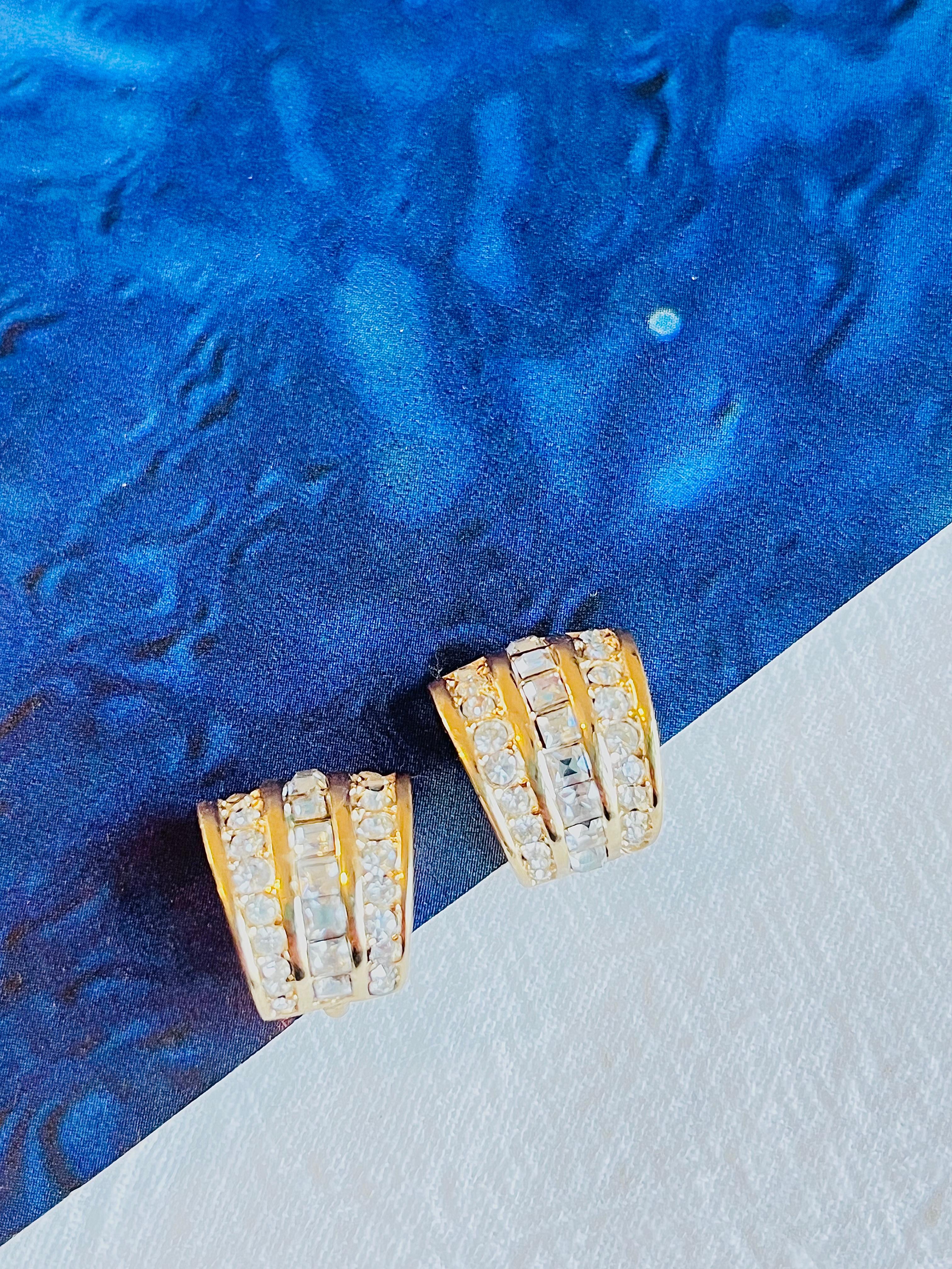 Renowned for its timeless elegant designs, Christian Dior presents this earrings. Crafted from polished gold plated brass, the piece is adorned with dazzling Swarovski crystal embellishments. Signed at the back. 100% Genuine.

Very good condition.