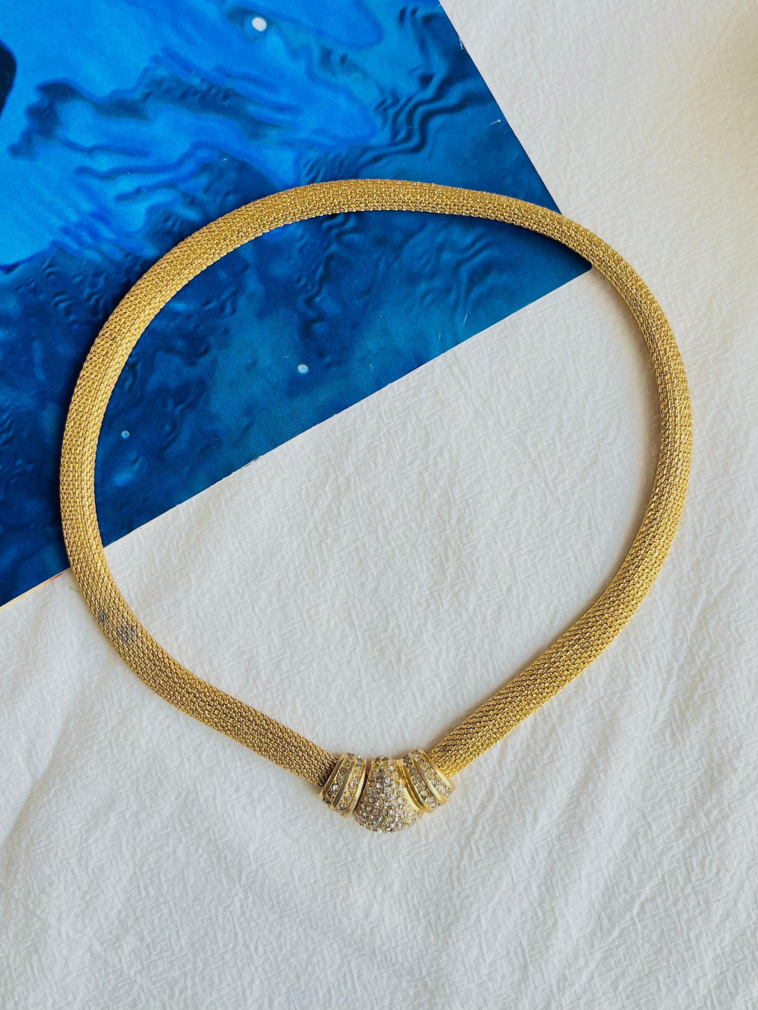 Christian Dior Vintage 1980s Unisex Whole Crystals Button Pendant Snake Mesh Woven Omega Choker Collar Necklace, Gold Plated

Good condition. Some of colour loss and light scratches. 100% genuine. Marked 'Chr.Dior (C) '.

It is over 40 years old.