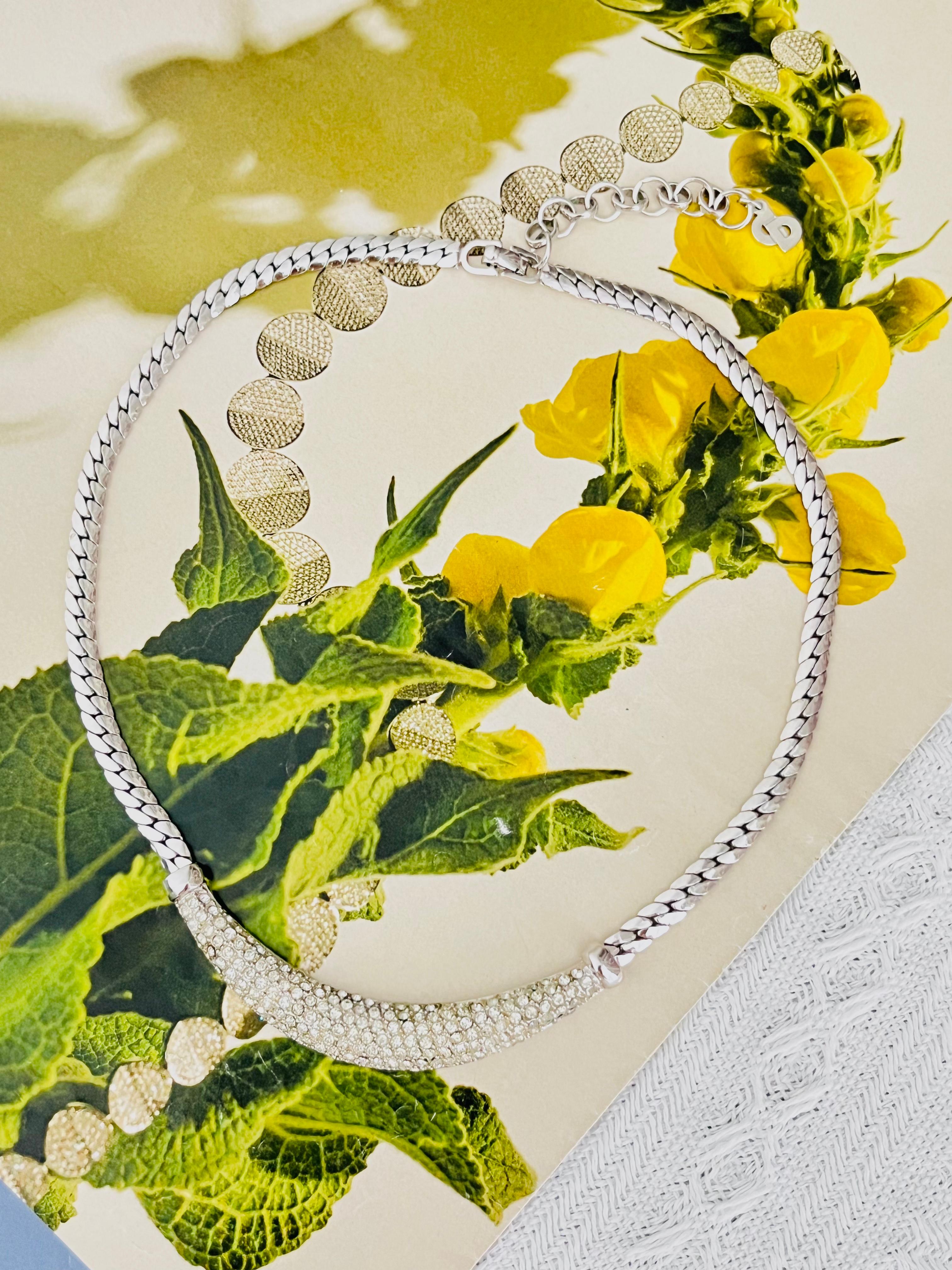 Christian Dior Vintage anni '80 Unisex Grande Collana Lunga Intera con Cristalli Scintillanti a Mezzaluna Modernista, A. Silver

Ottime condizioni. Non c'è perdita di pietre. Graffi molto leggeri o perdita di colore, appena percettibili. 100%