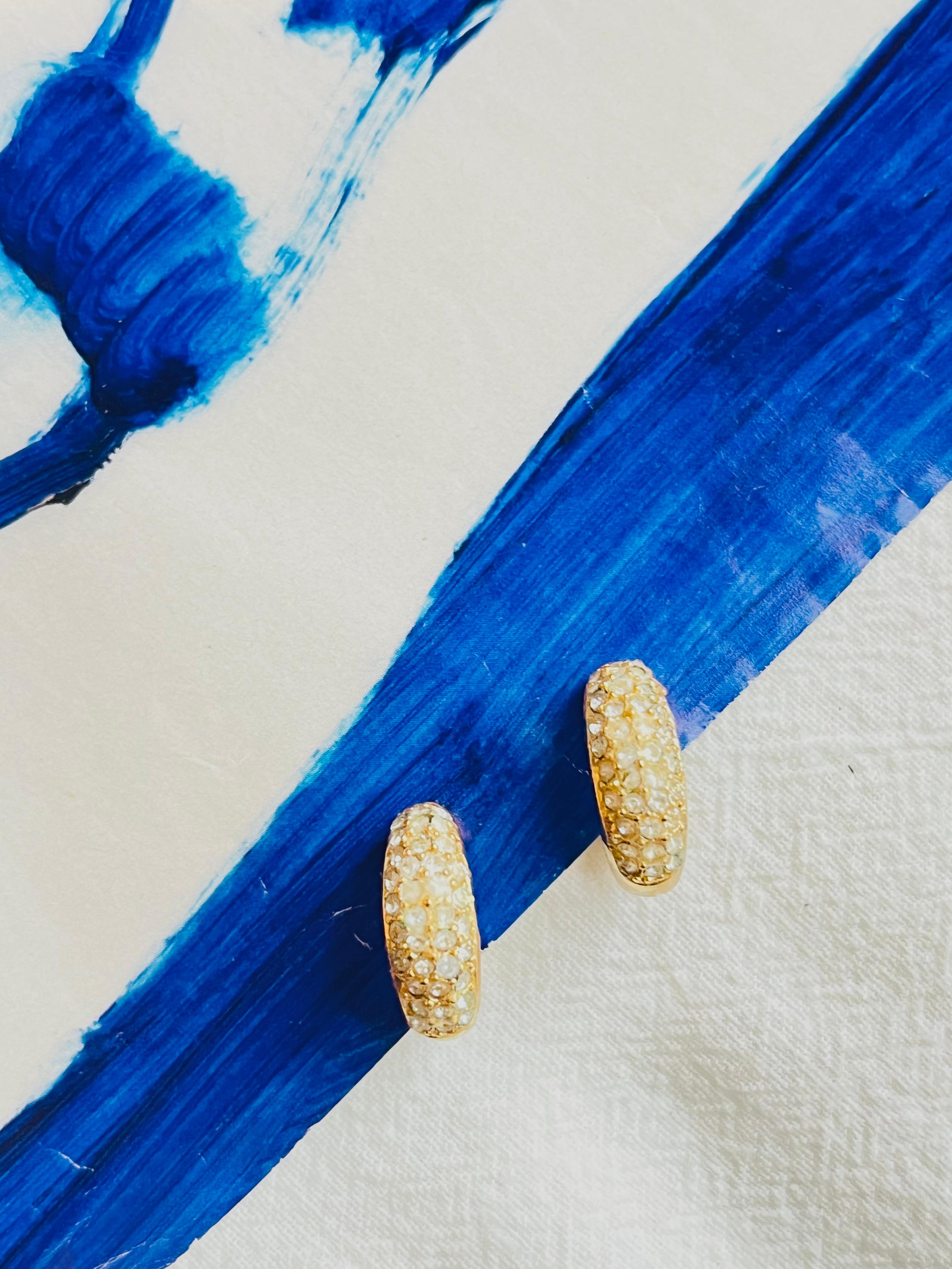 Christian Dior Vintage 1980s Whole Crystals Half Hoop Huggie Clip Gold Earrings In Good Condition For Sale In Wokingham, England