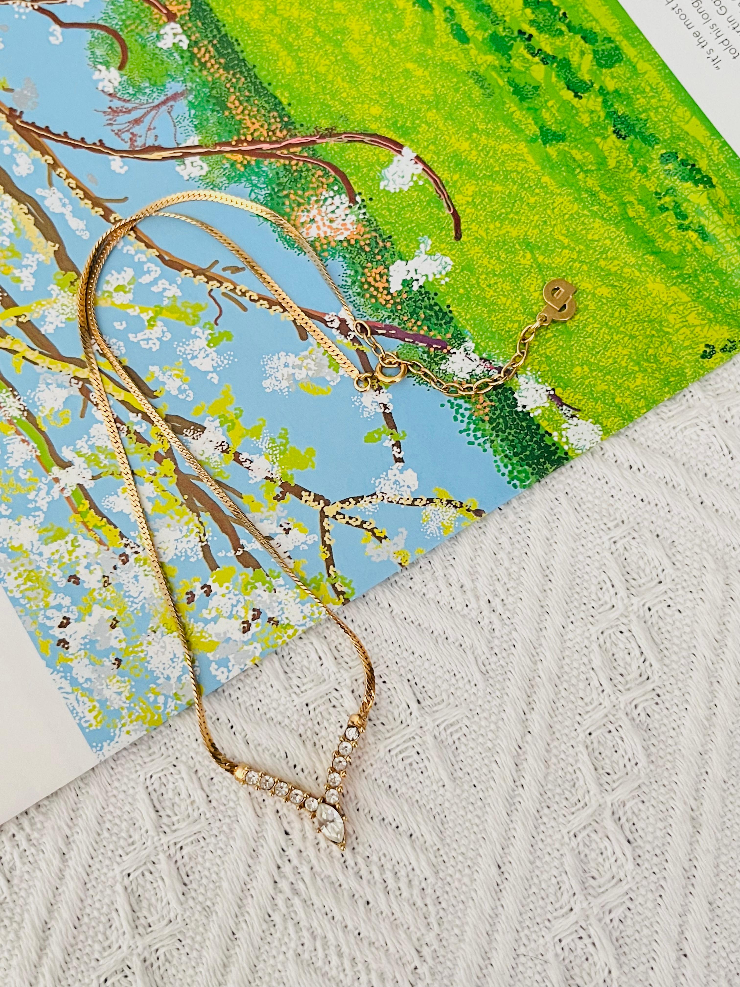 Art Déco Christian Dior Vintage anni '80 Collana con ciondolo a triangolo a V con cristalli integrali in vendita