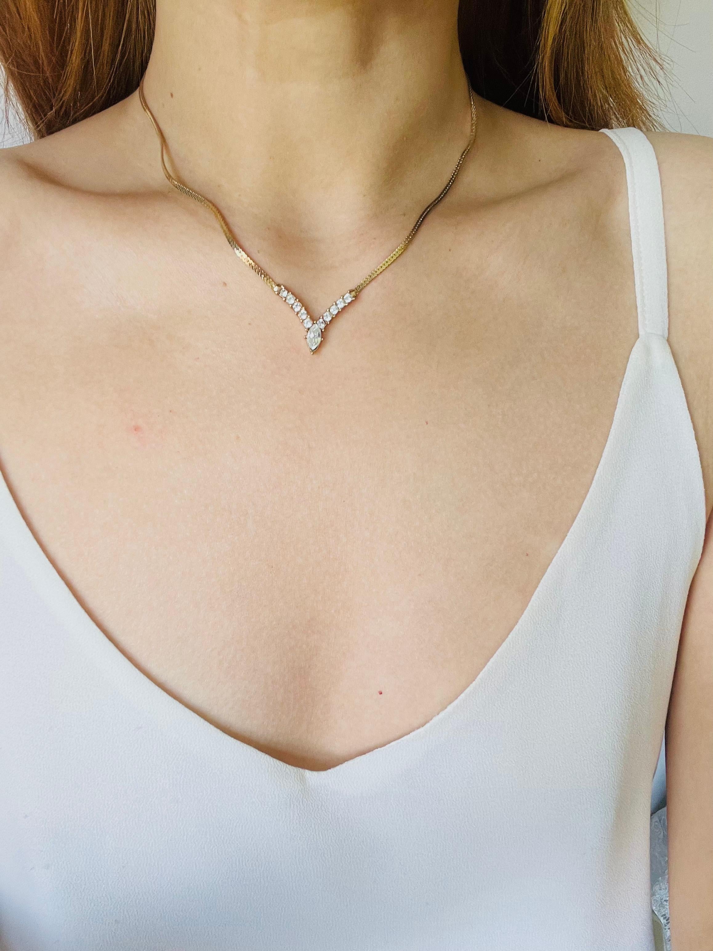 da uomo o donna Christian Dior Vintage anni '80 Collana con ciondolo a triangolo a V con cristalli integrali in vendita