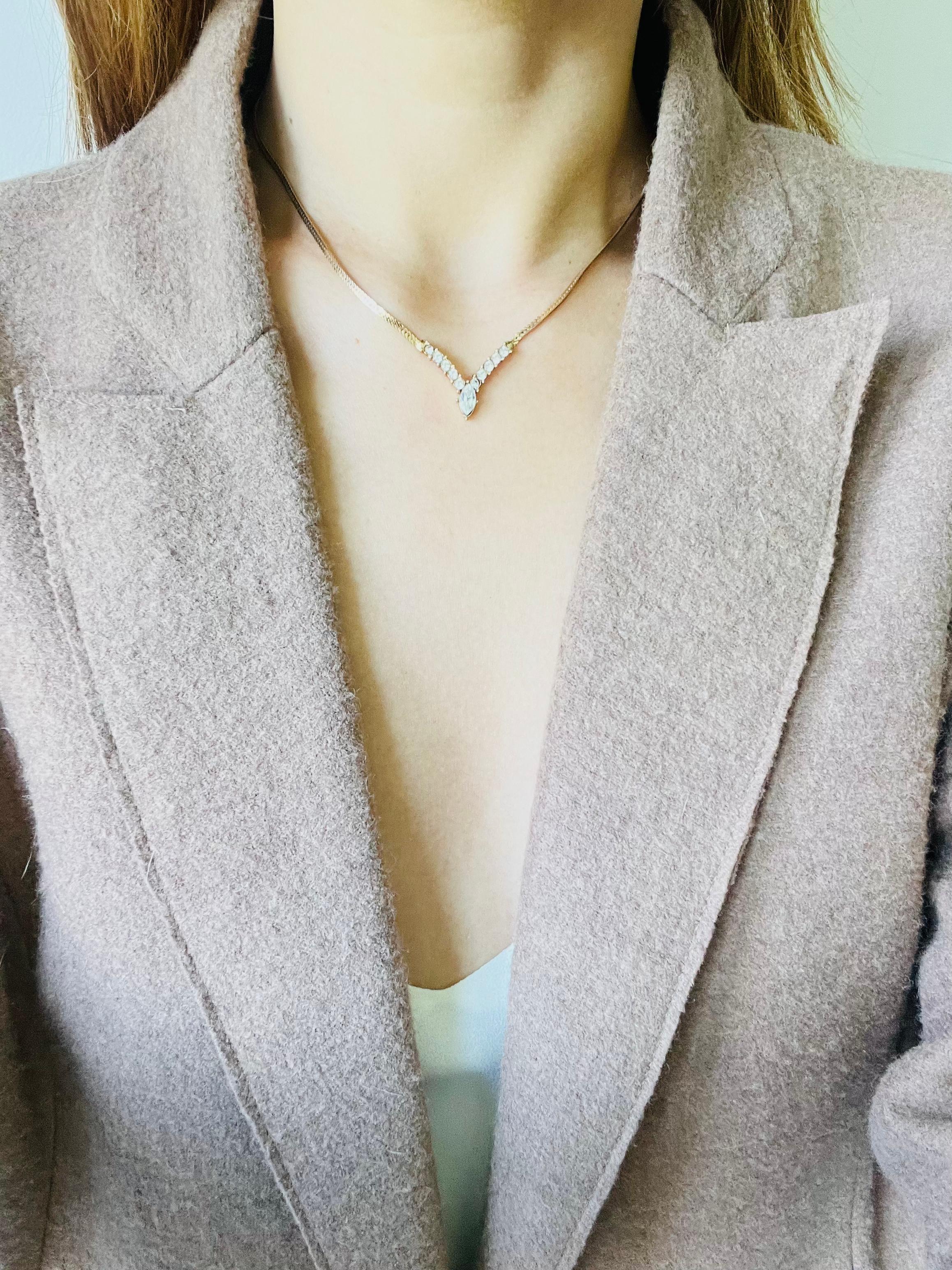 Christian Dior Vintage anni '80 Collana con ciondolo a triangolo a V con cristalli integrali in vendita 1