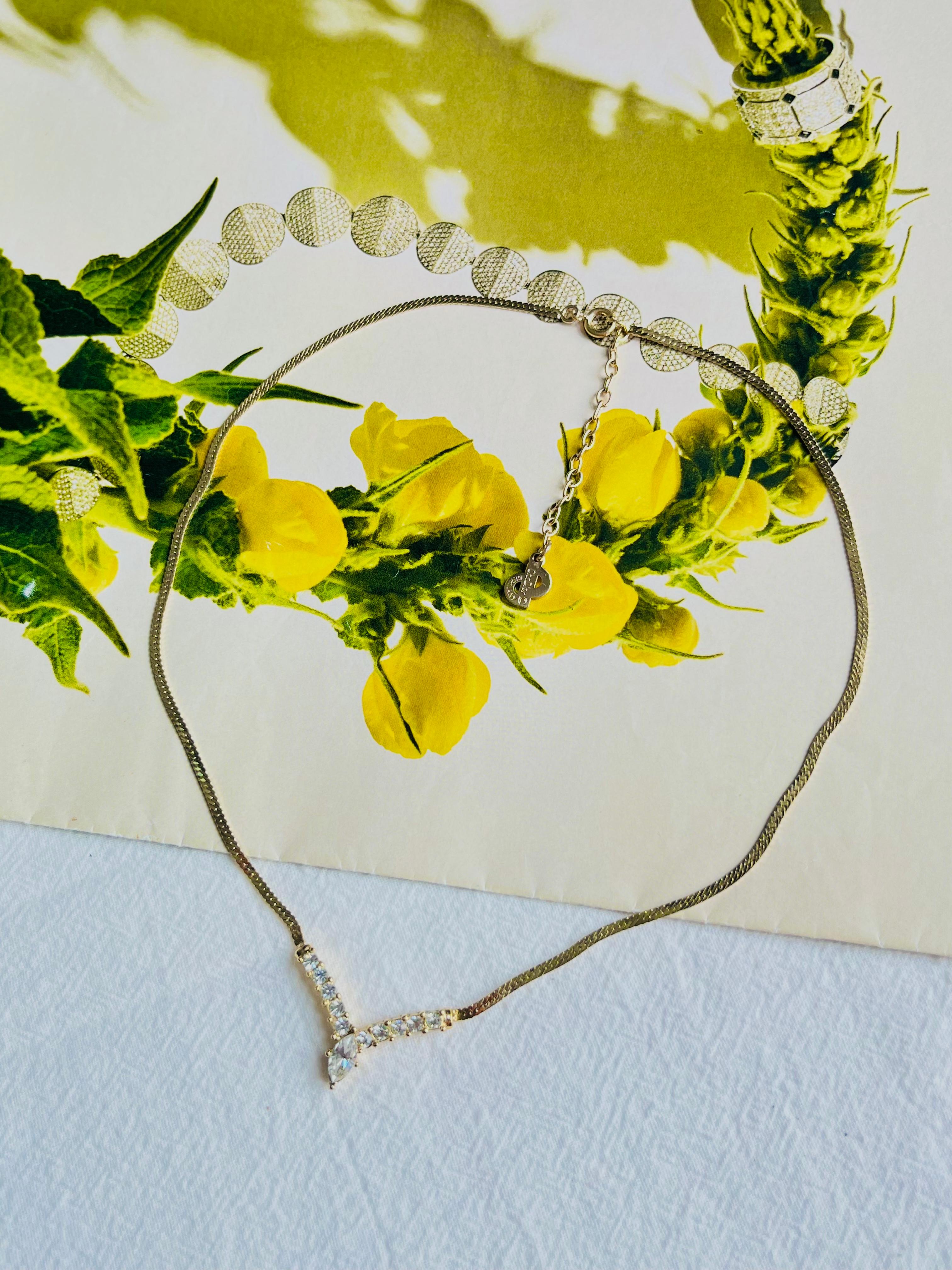 Christian Dior Vintage anni '80 Collana con ciondolo a triangolo a V con cristalli integrali in vendita 1