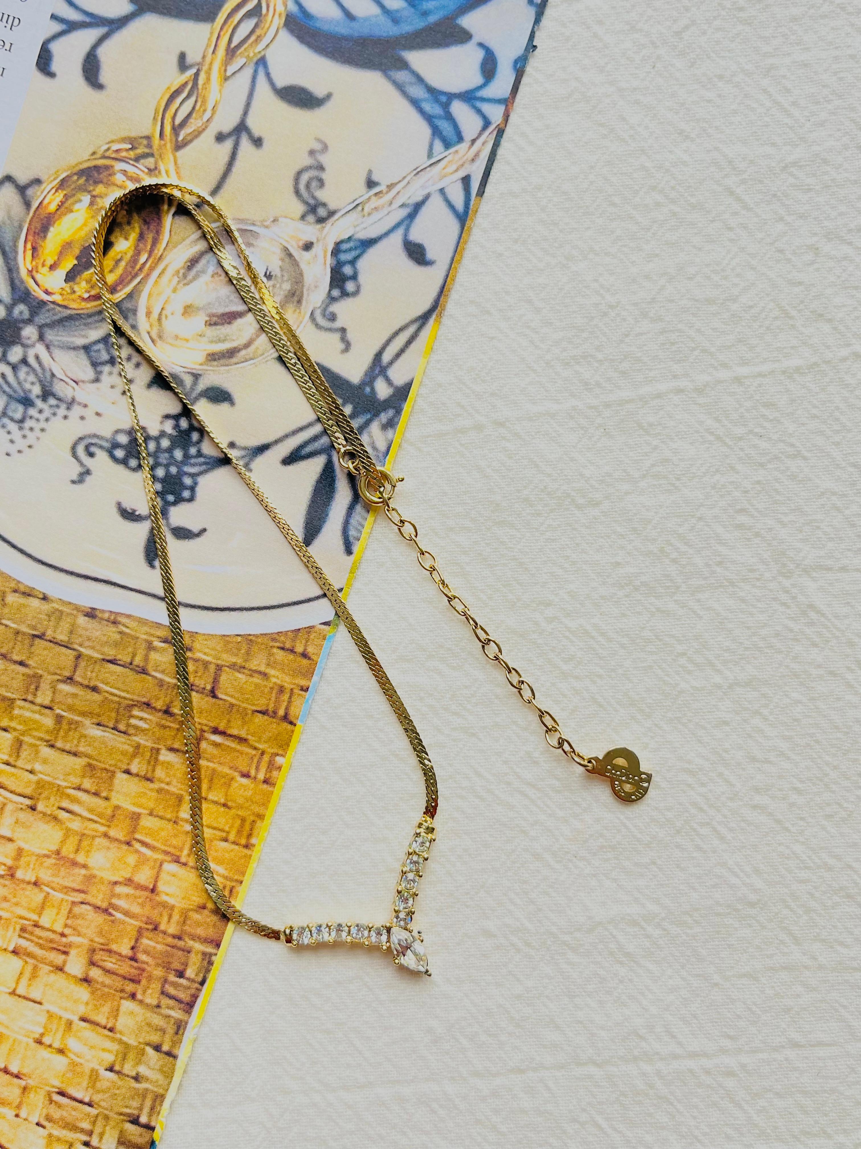 Christian Dior Vintage anni '80 Collana con ciondolo a triangolo a V con cristalli integrali in vendita 2