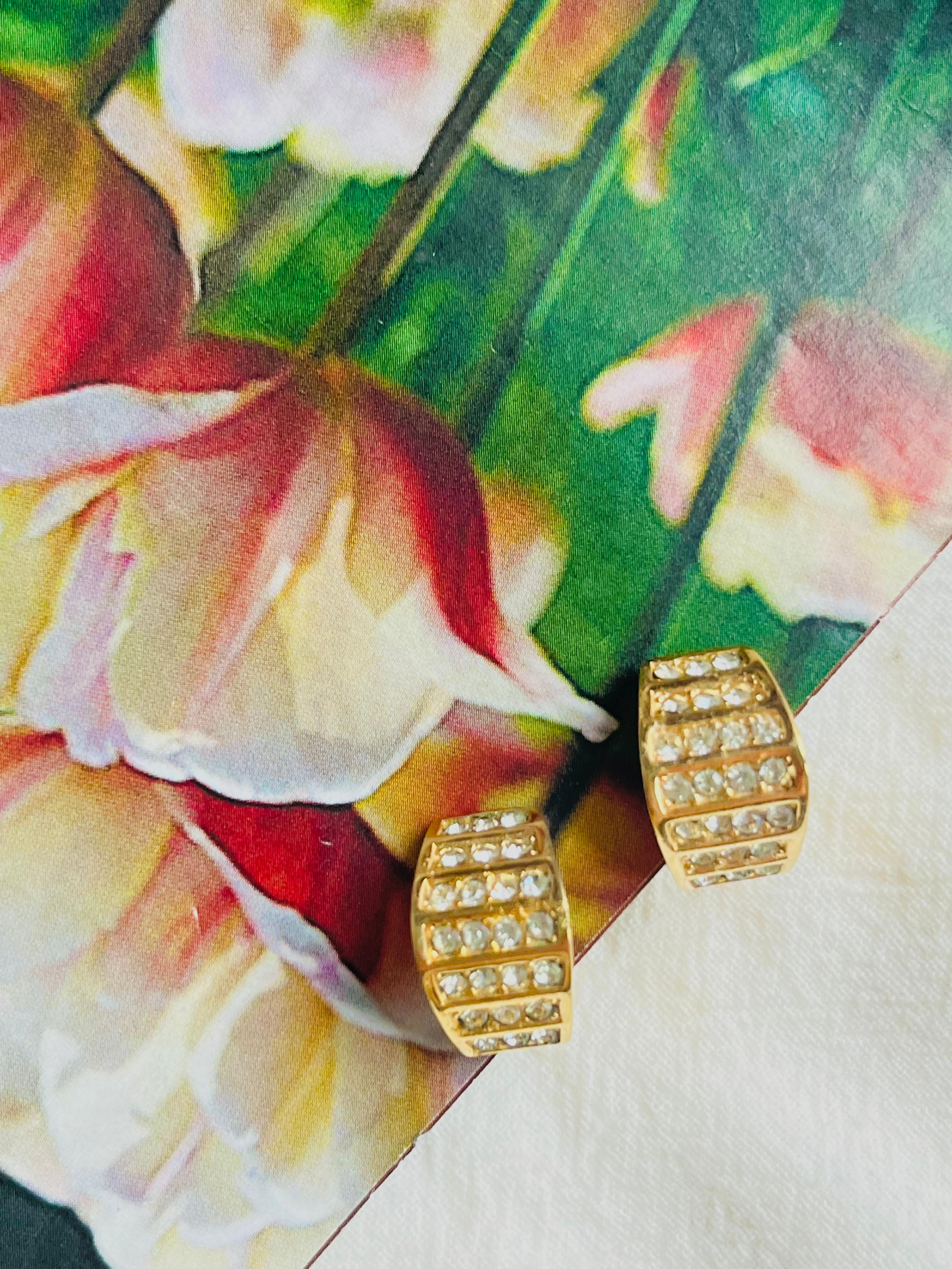 Christian Dior Vintage 1980s Whole Shining Half Hoop Crystal, Clip Earrings, Gold Tone

Very good condition. 100% Genuine. Some light scratches, barely noticeable. 

A very beautiful pair of rhinestone clip on earrings by Chr. DIOR, signed at the