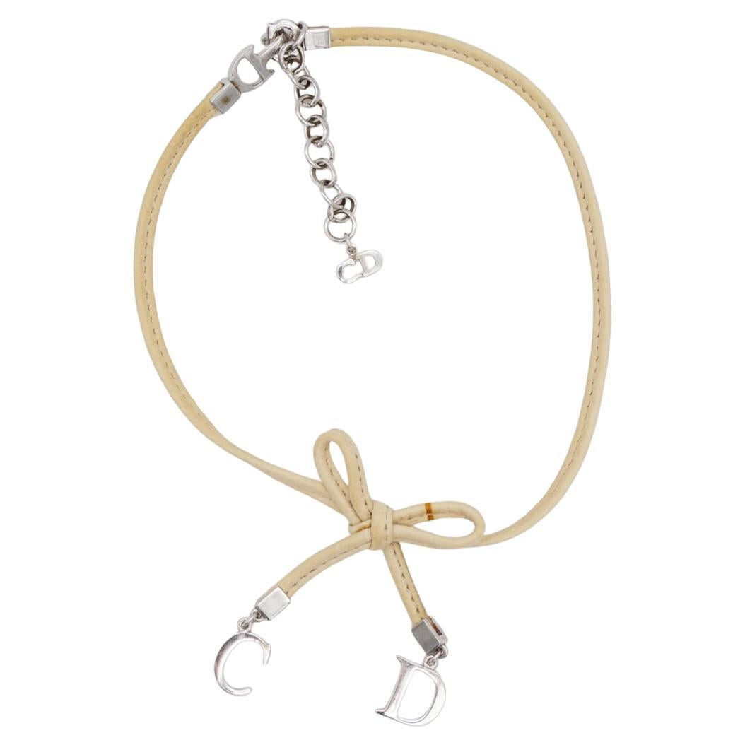 Christian Dior Vintage 1990s CD Logo Leder Fliege Beige Charme Choker Halskette