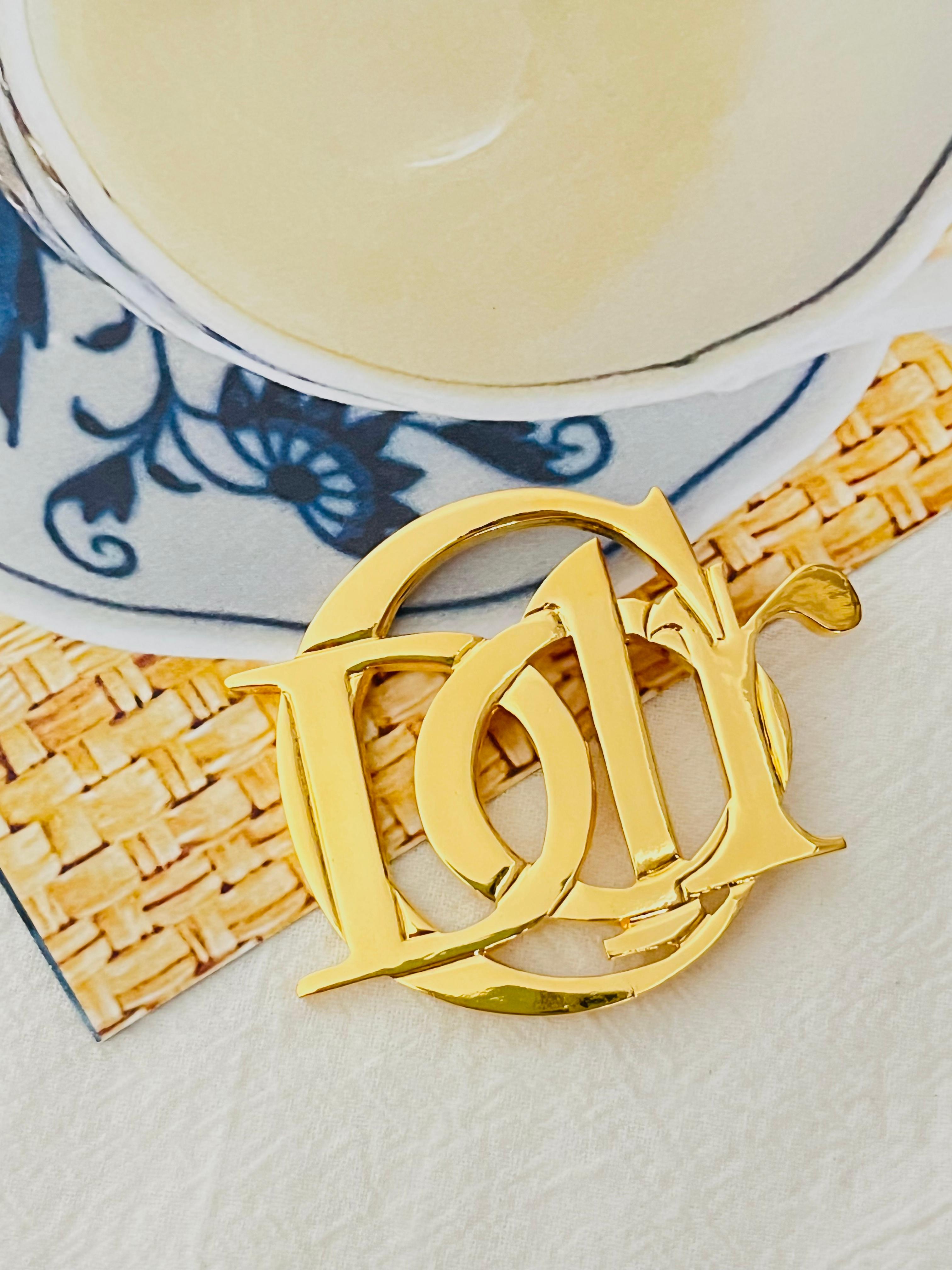 Christian Dior Vintage 1990s Unisex Large Glow Iconic Logo Monogram Letters Interlocked Brooch, Gold Tone

Very good condition. Very light scratches or colour loss, barely noticeable. 100% genuine.

A unique piece. This is gold plated stylised