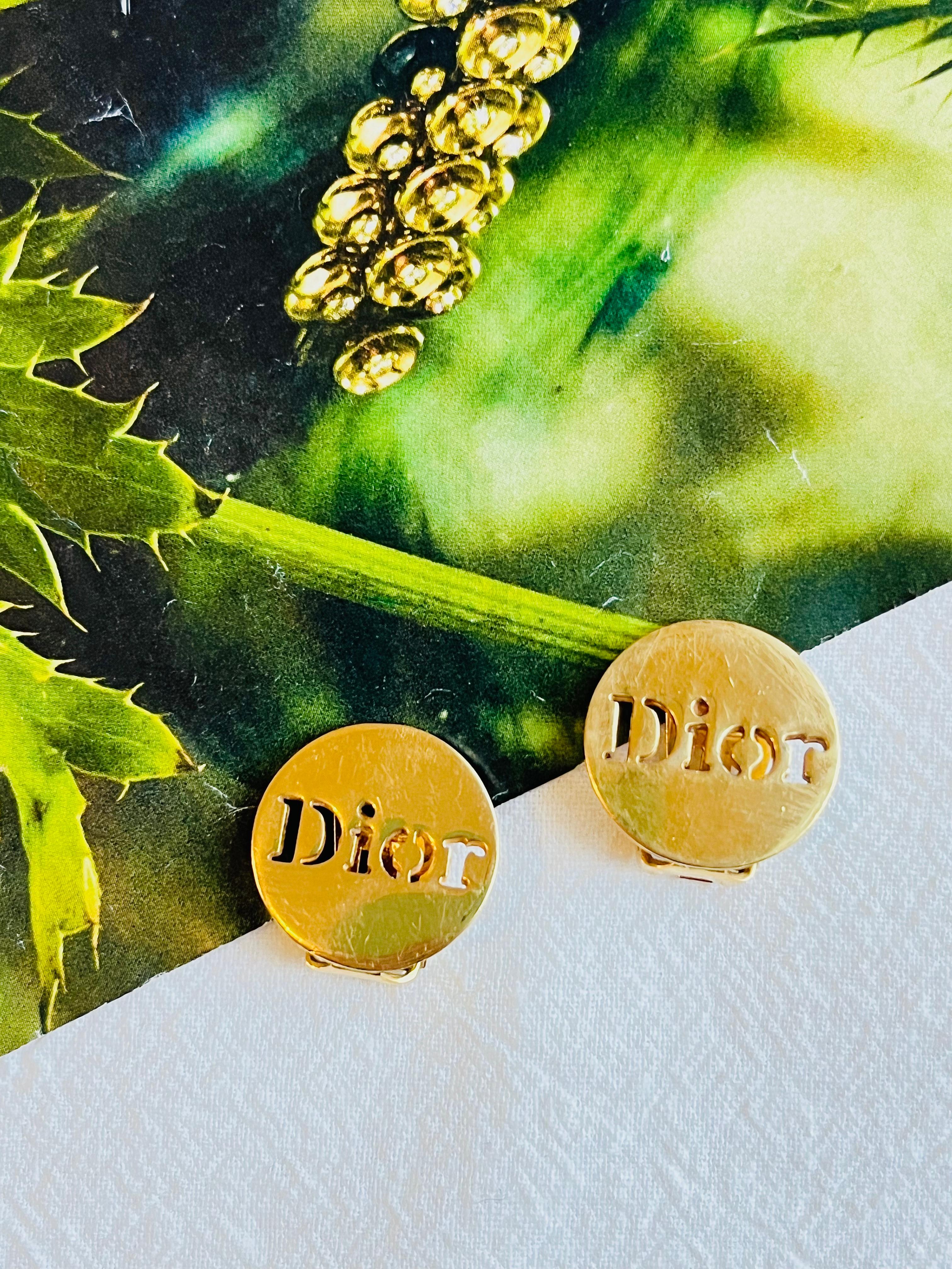 Christian Dior Vintage 1990s Logo Relief Round Button Round Clip Gold Earrings Art Decó en venta