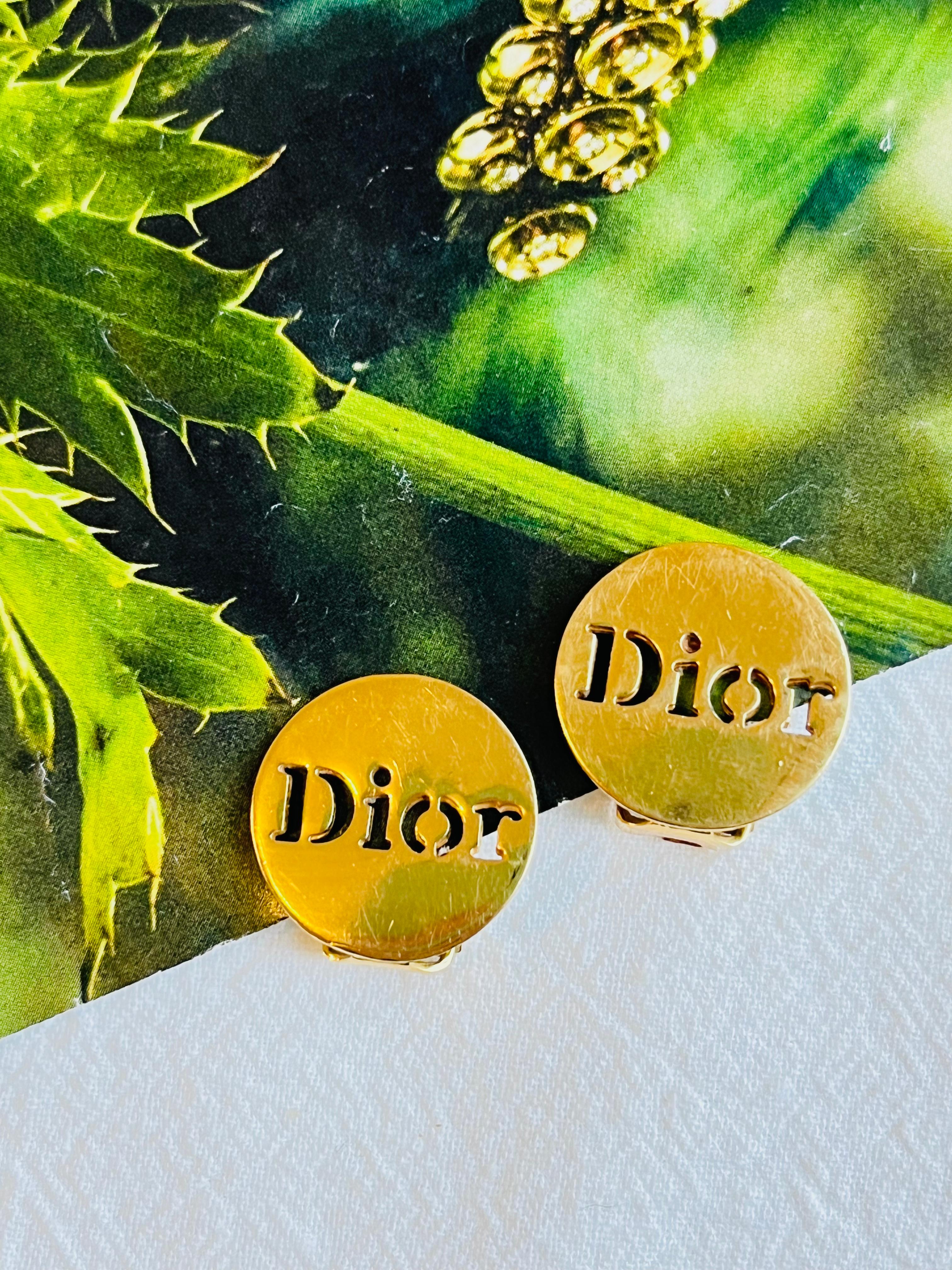 Christian Dior Vintage 1990s Logo Relief Round Button Round Clip Gold Earrings en Bueno estado para la venta en Wokingham, England