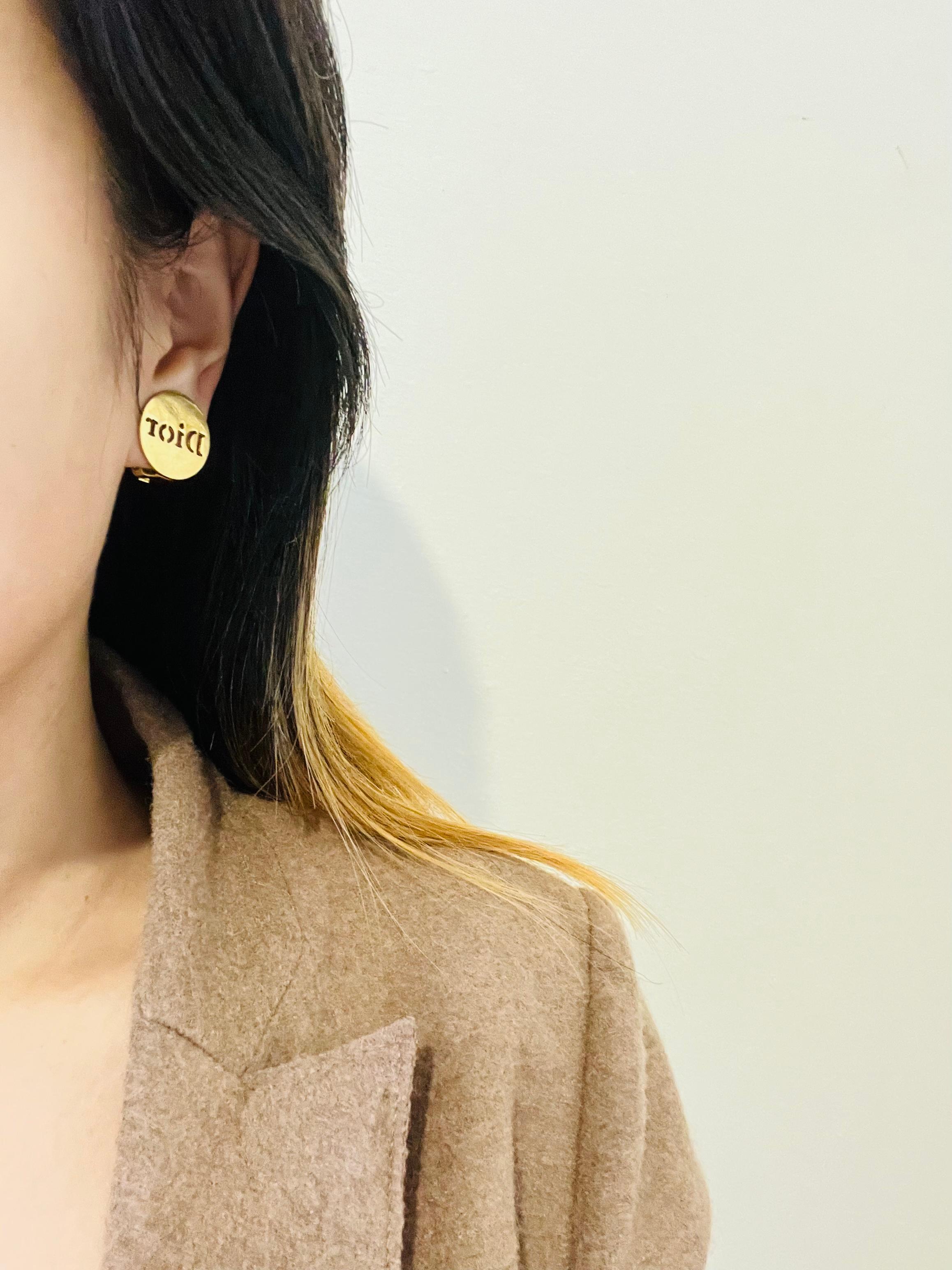 Femenino o masculino Christian Dior Vintage 1990s Logo Relief Round Button Round Clip Gold Earrings en venta