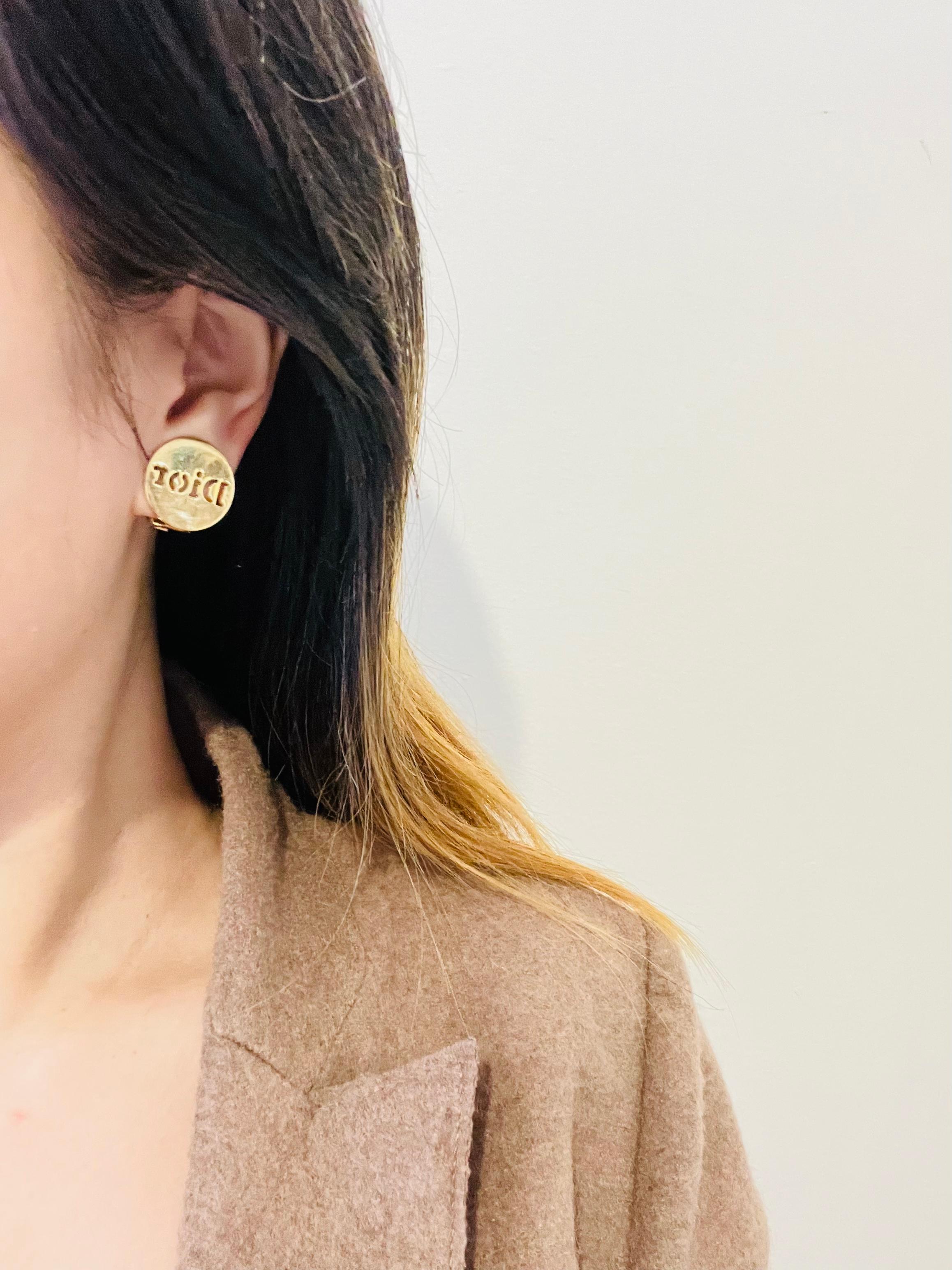 Christian Dior Vintage 1990s Logo Relief Round Button Round Clip Gold Earrings en venta 1