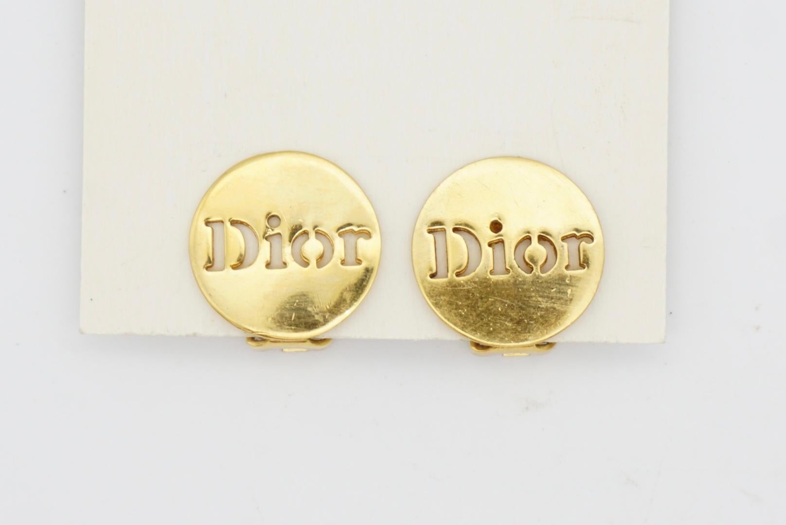 Christian Dior Vintage 1990er Jahre Logo Relief Runde Knopfleiste Runde Clip Gold Ohrringe  im Angebot 2