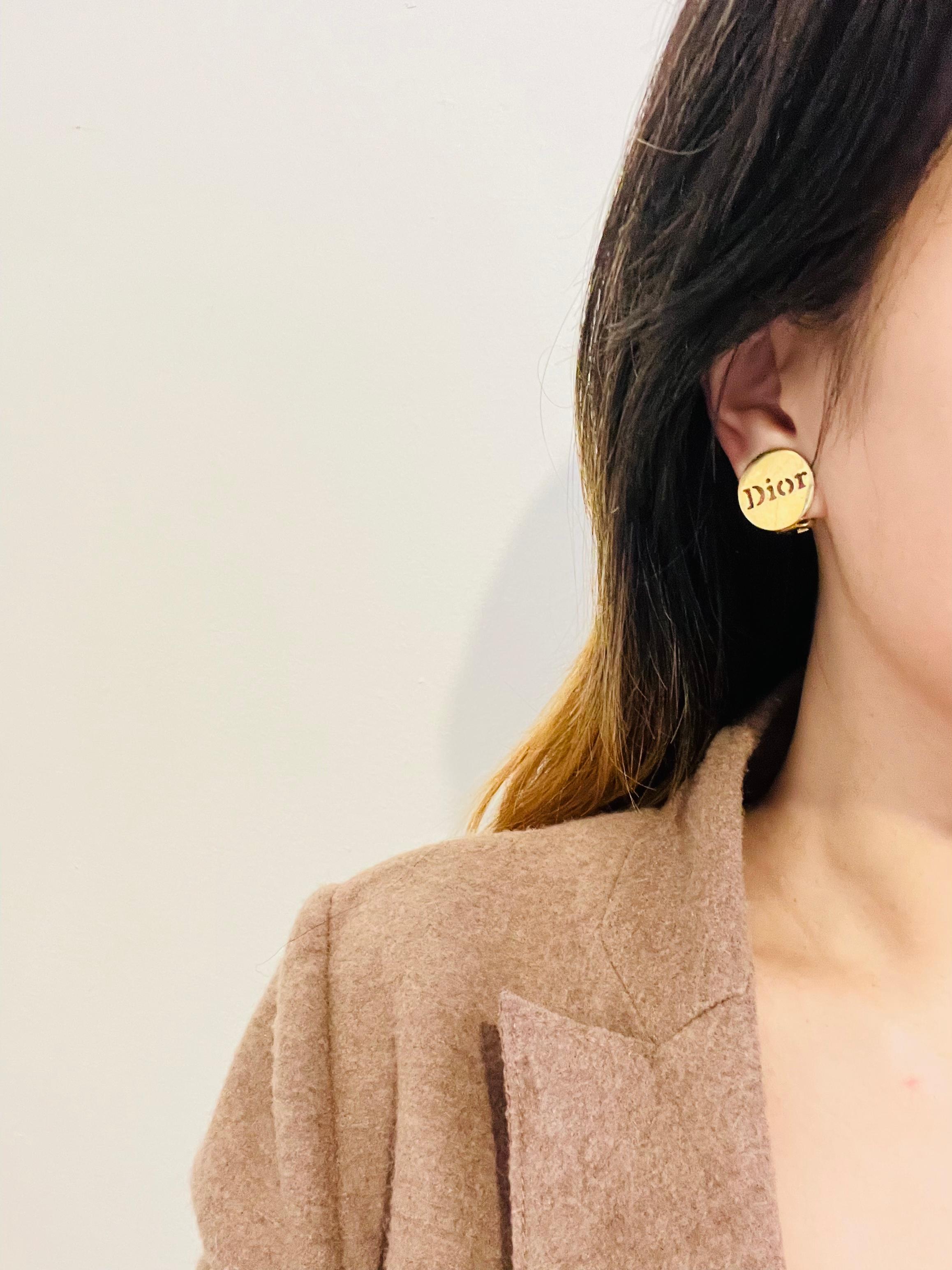 Christian Dior Vintage 1990s Logo Relief Round Button Round Clip Gold Earrings en venta 2