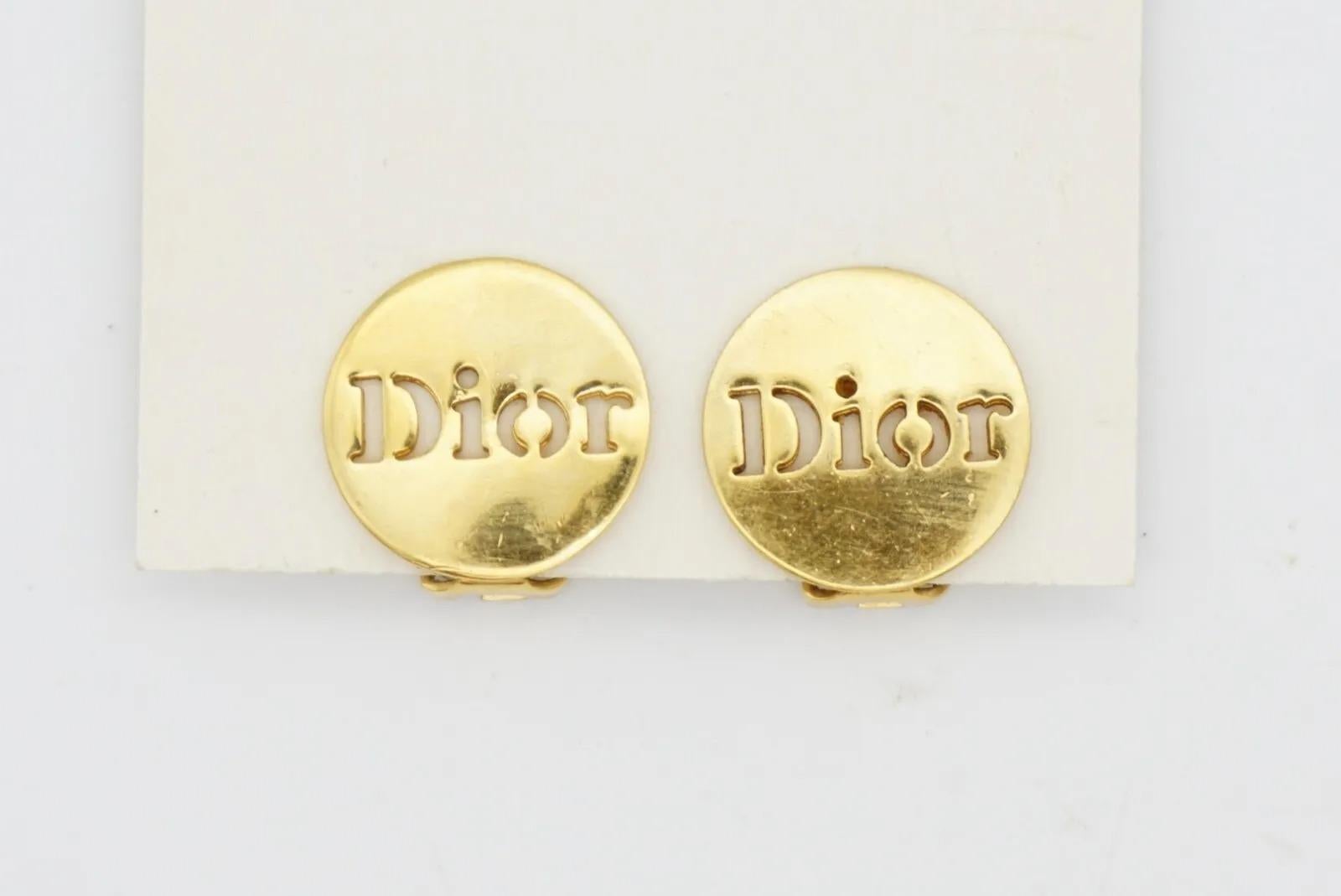 Christian Dior Vintage 1990s Logo Relief Round Button Round Clip Gold Earrings en venta 3