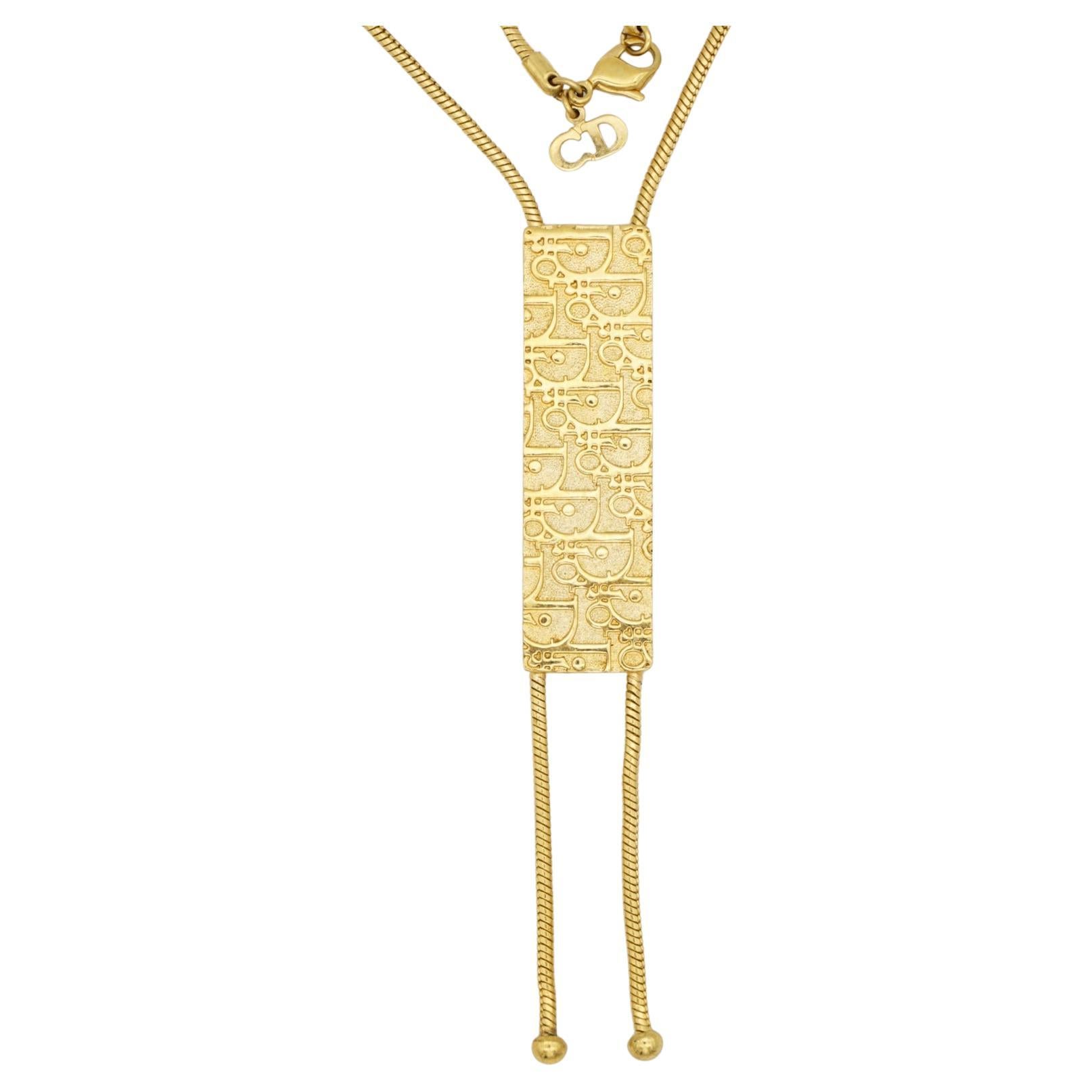 Christian Dior Vintage 1990s Unisex Long Monogram Logo Trotter Lariat Rectangle Pendant tassel Necklace, Gold Plated

Very excellent condition. 100% Genuine. Rare to find.

Marked 'Chr.Dior (C) ' at back.

Materials: Gold Plated metal.

Length: 44