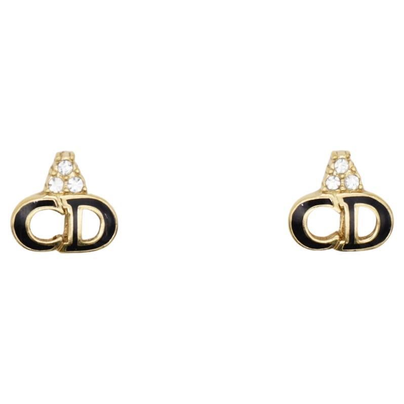 Christian Dior Vintage 1990s Monogram Logo Black CD Crystals Pierced Earrings, Gold Plated

Very good condition. 100% Genuine.

A very beautiful pair of earrings by DIOR, signed at the back. Rare to find.

Size: 1.3*1.2 cm.

Weight: 2.0 g/each.

_ _