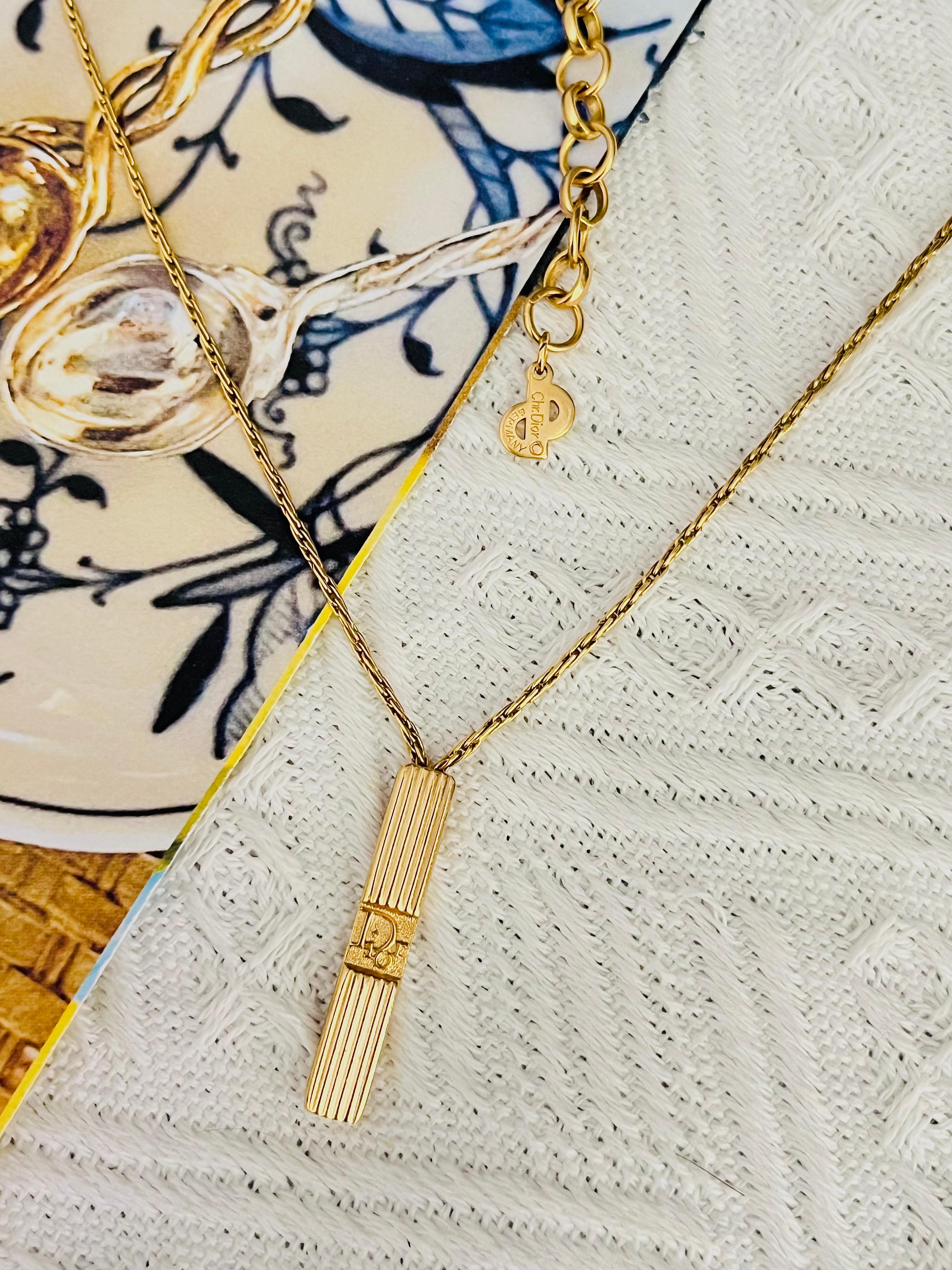 Christian Dior Vintage 1990s Unisex Monogram Logo Trotter Rectangle Plaque Pendant Modernist Necklace, Gold Plated

Very good condition. Not any colour loss. 100% Genuine. Rare to find.

Marked 'Chr.Dior (C) ' at back.

Materials: Gold plated