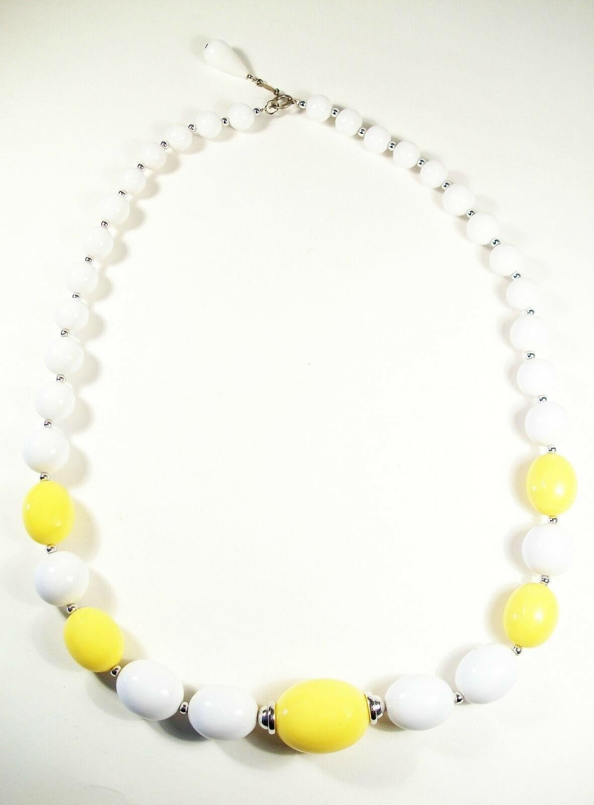 CHRISTIAN DIOR – Vintage-Halskette aus Acryl und Chrom mit Perlen – signiert – um 1973 (Moderne) im Angebot