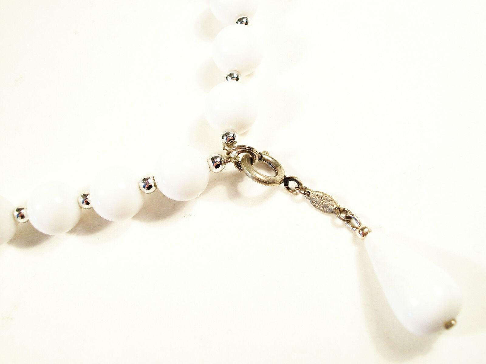 CHRISTIAN DIOR – Vintage-Halskette aus Acryl und Chrom mit Perlen – signiert – um 1973 im Angebot 1