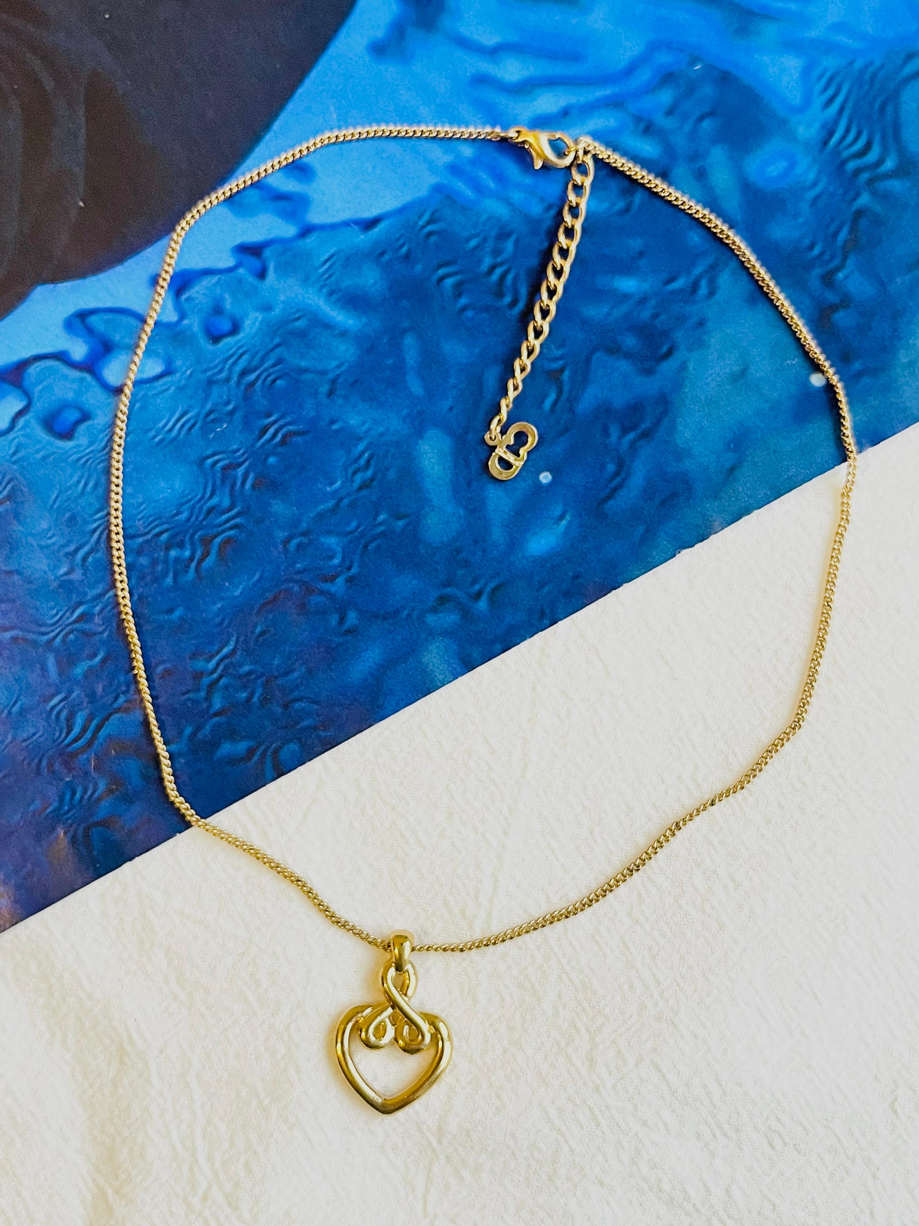 Art Déco Christian Dior Collana barocca d'epoca con ciondolo in oro con cuore e nodo d'amore traforato in vendita
