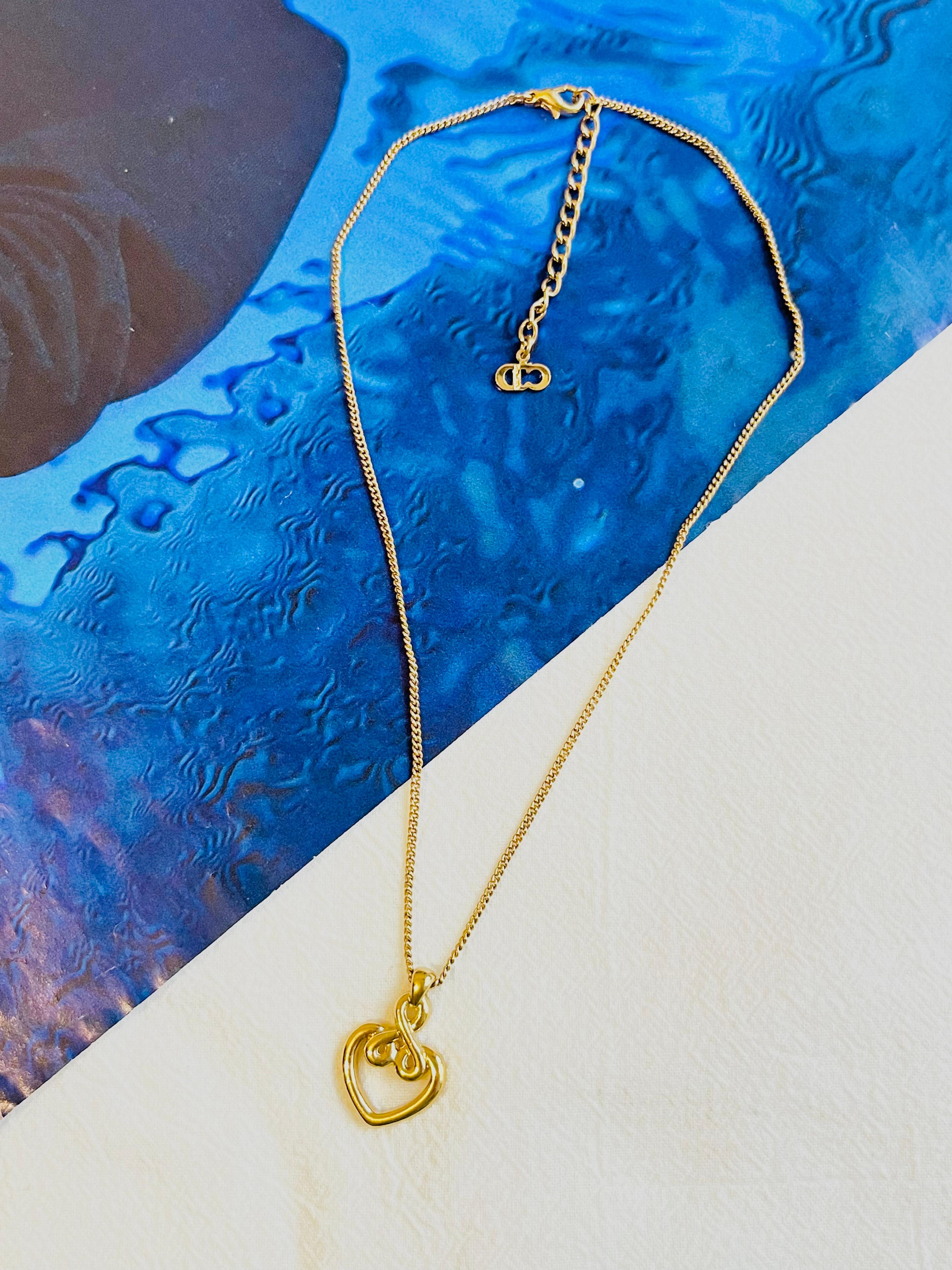 Christian Dior Collana barocca d'epoca con ciondolo in oro con cuore e nodo d'amore traforato In condizioni ottime in vendita a Wokingham, England