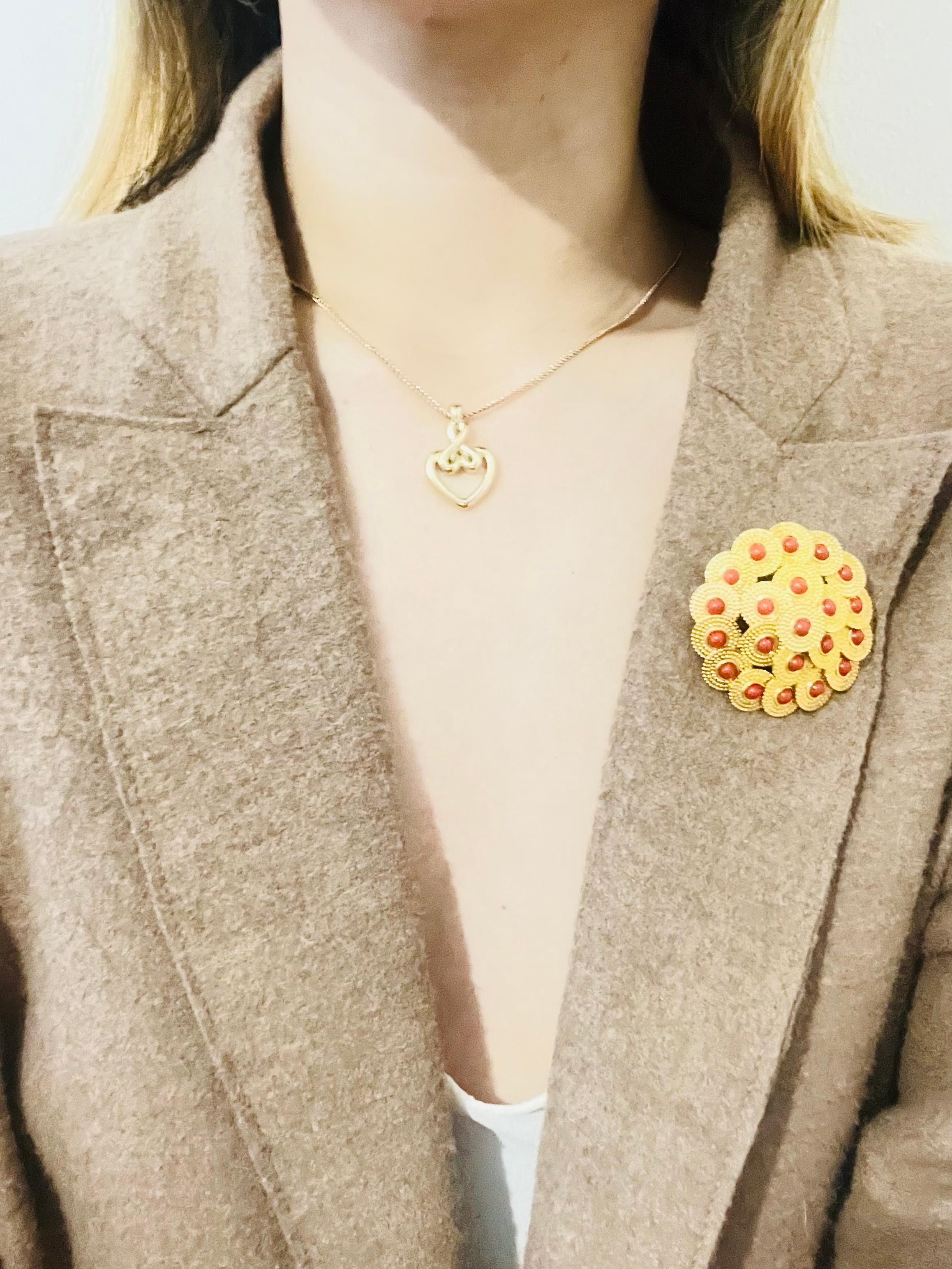 Christian Dior Collana barocca d'epoca con ciondolo in oro con cuore e nodo d'amore traforato in vendita 2