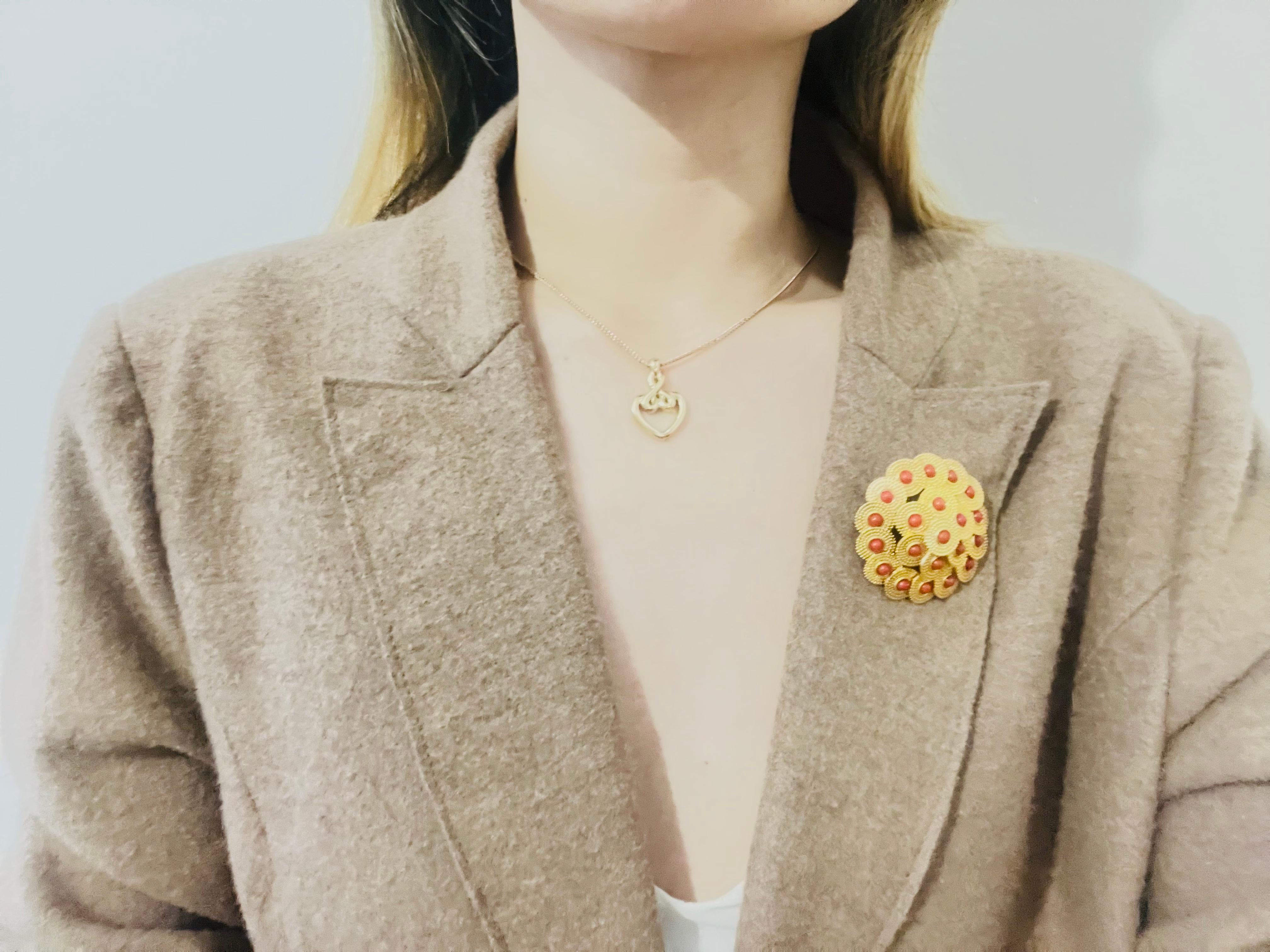 Christian Dior Collana barocca d'epoca con ciondolo in oro con cuore e nodo d'amore traforato in vendita 3