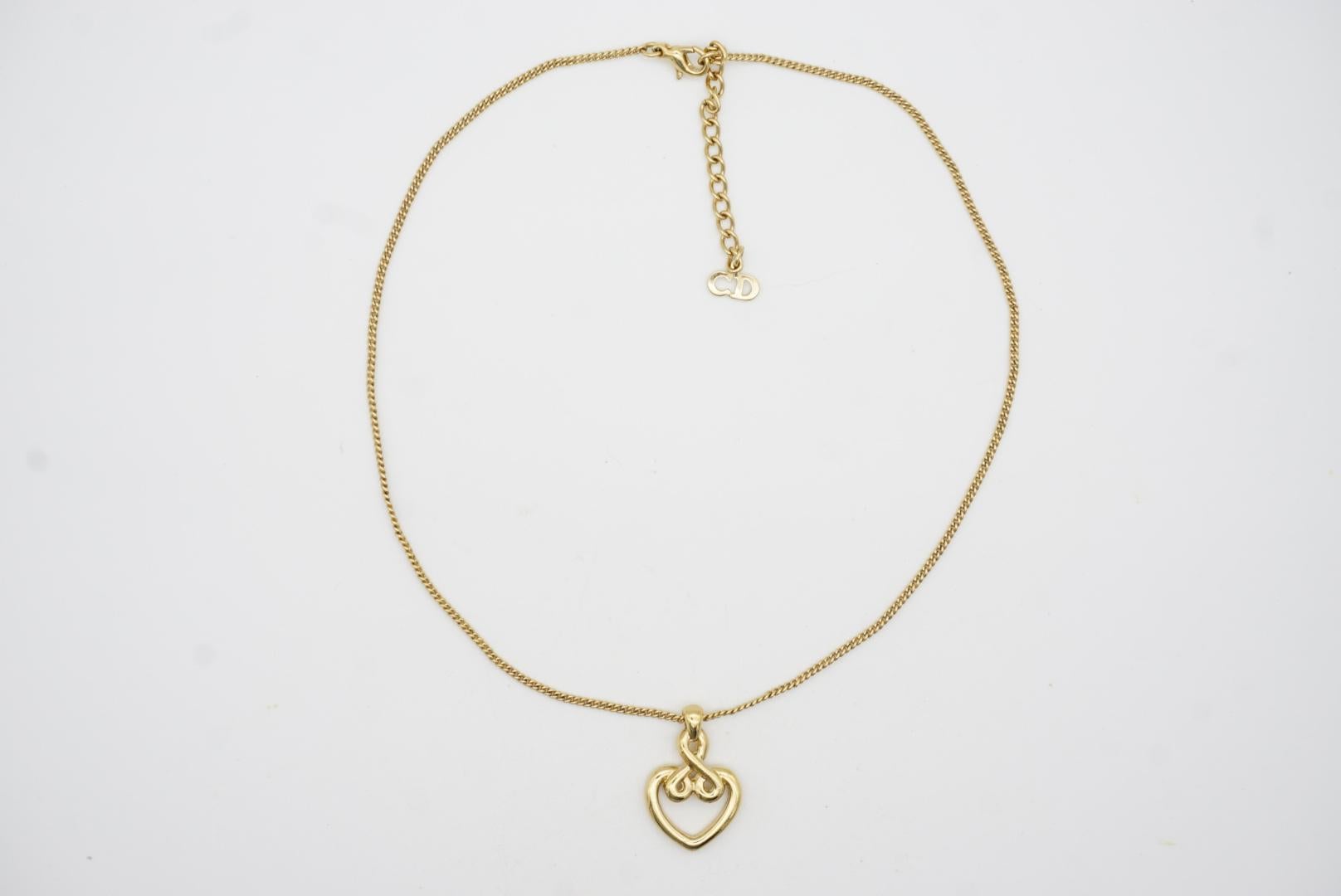 Christian Dior Collana barocca d'epoca con ciondolo in oro con cuore e nodo d'amore traforato in vendita 4