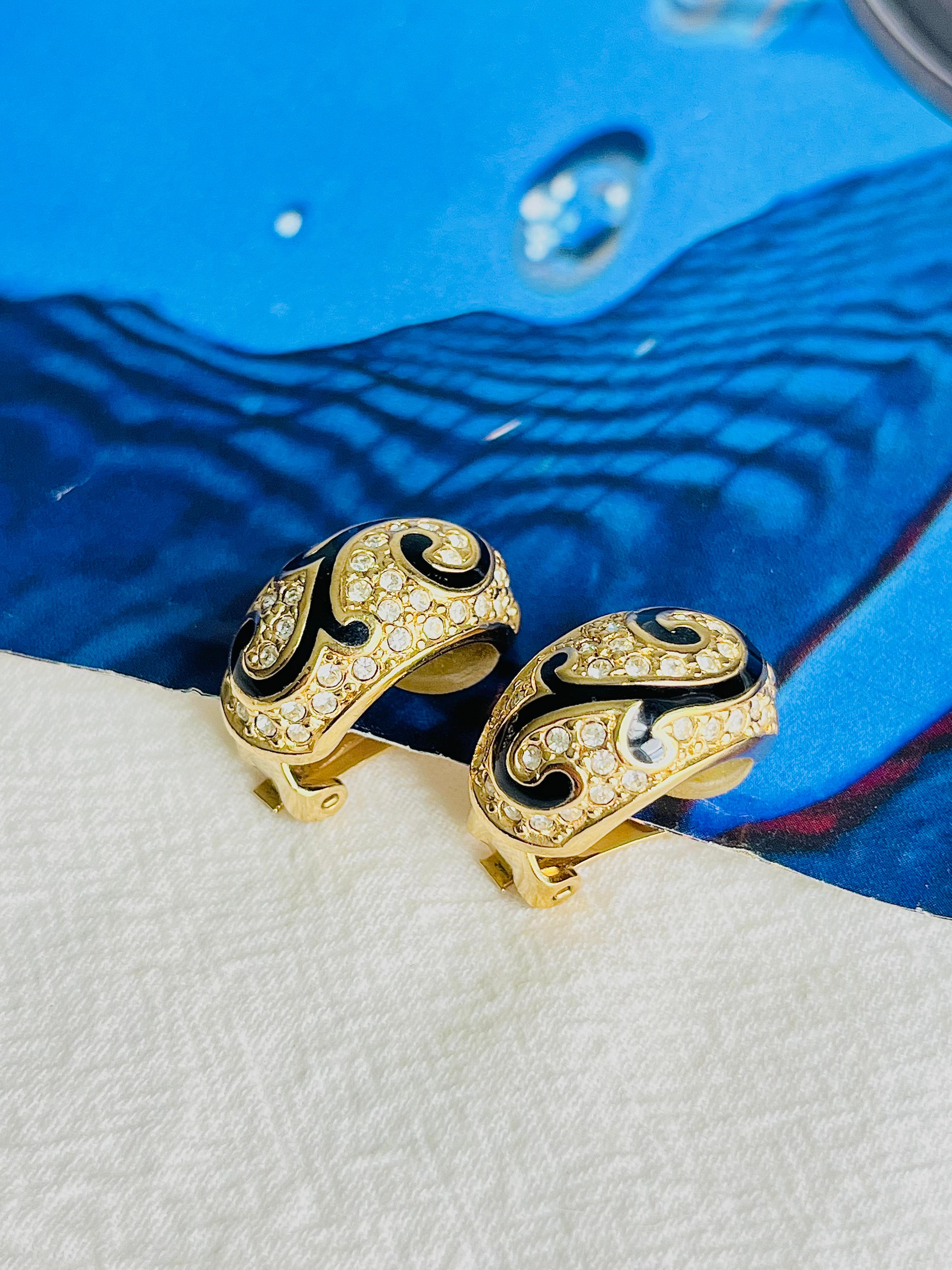 Christian Dior Vintage 1980s Baroque Large Black Vine Leaf Whole Crystals Demi Semi Dome Clip Earrings, Gold Tone

Very excellent condition. 100% genuine. Rare to find.

A very beautiful pair of clip on earrings by Chr. DIOR, signed at the